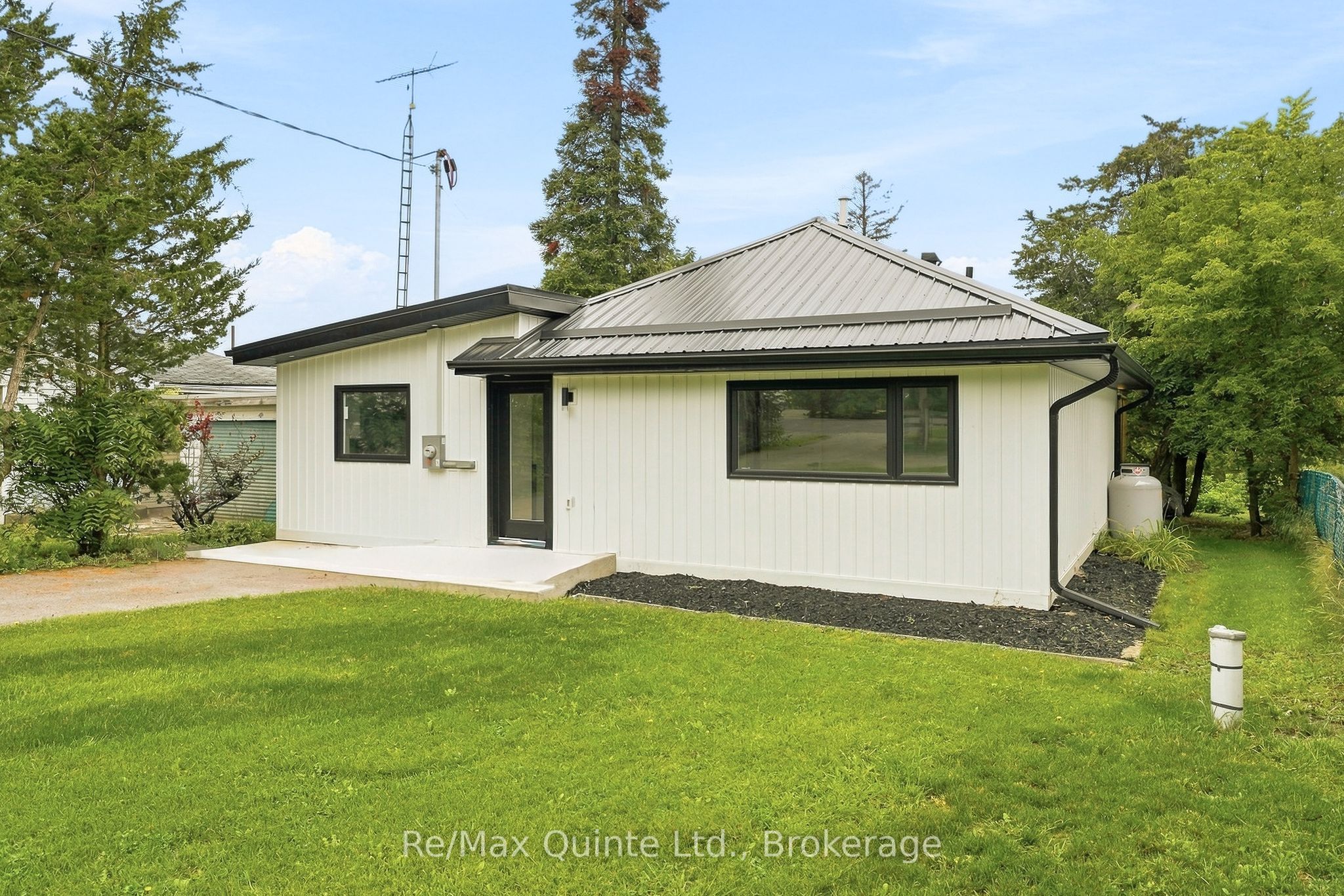 417 County Road 28, Prince Edward County, ON K8P 3J1 photo 3