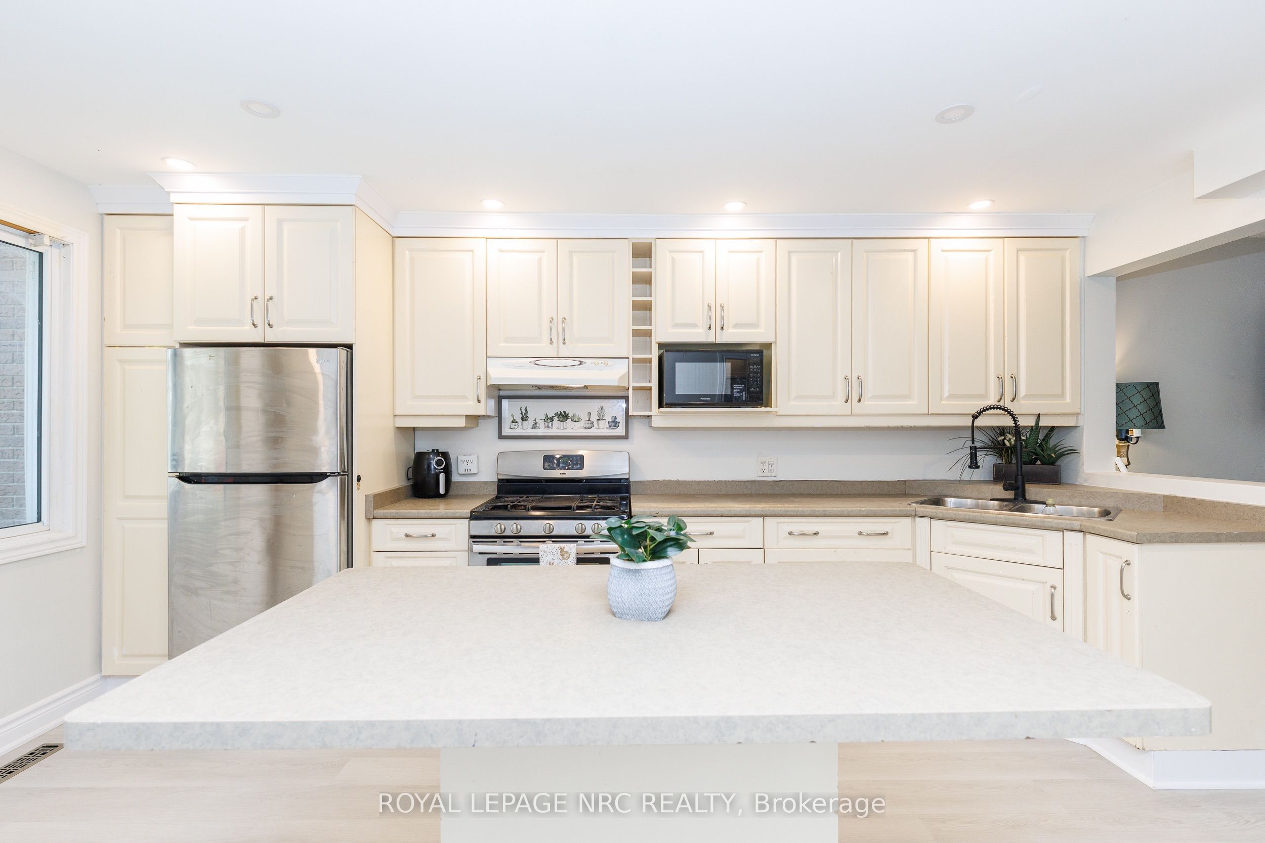 6562 HARMONY Avenue, Niagara Falls, ON L2H 1Z4 photo 2