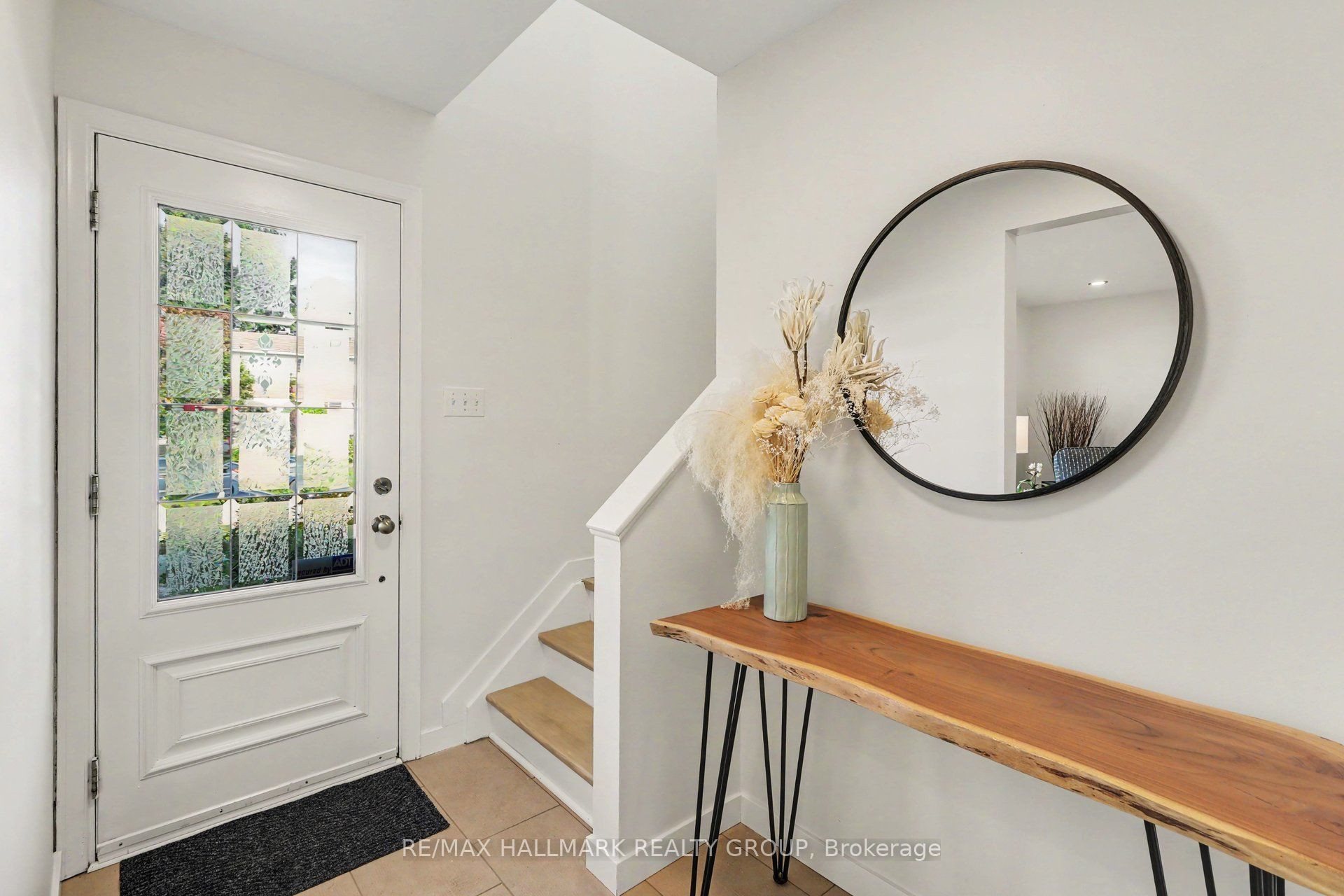 60 Woodburn Drive, Blackburn Hamlet, ON K1B 3A7 photo 4