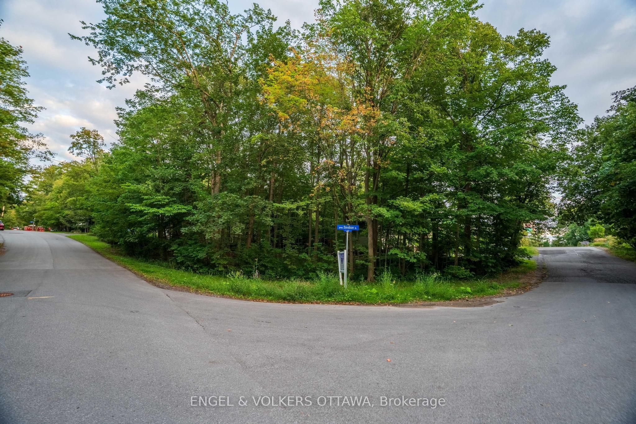 8 Davidson Drive, Beacon Hill North - South and Area, ON K1J 7J9 photo 2