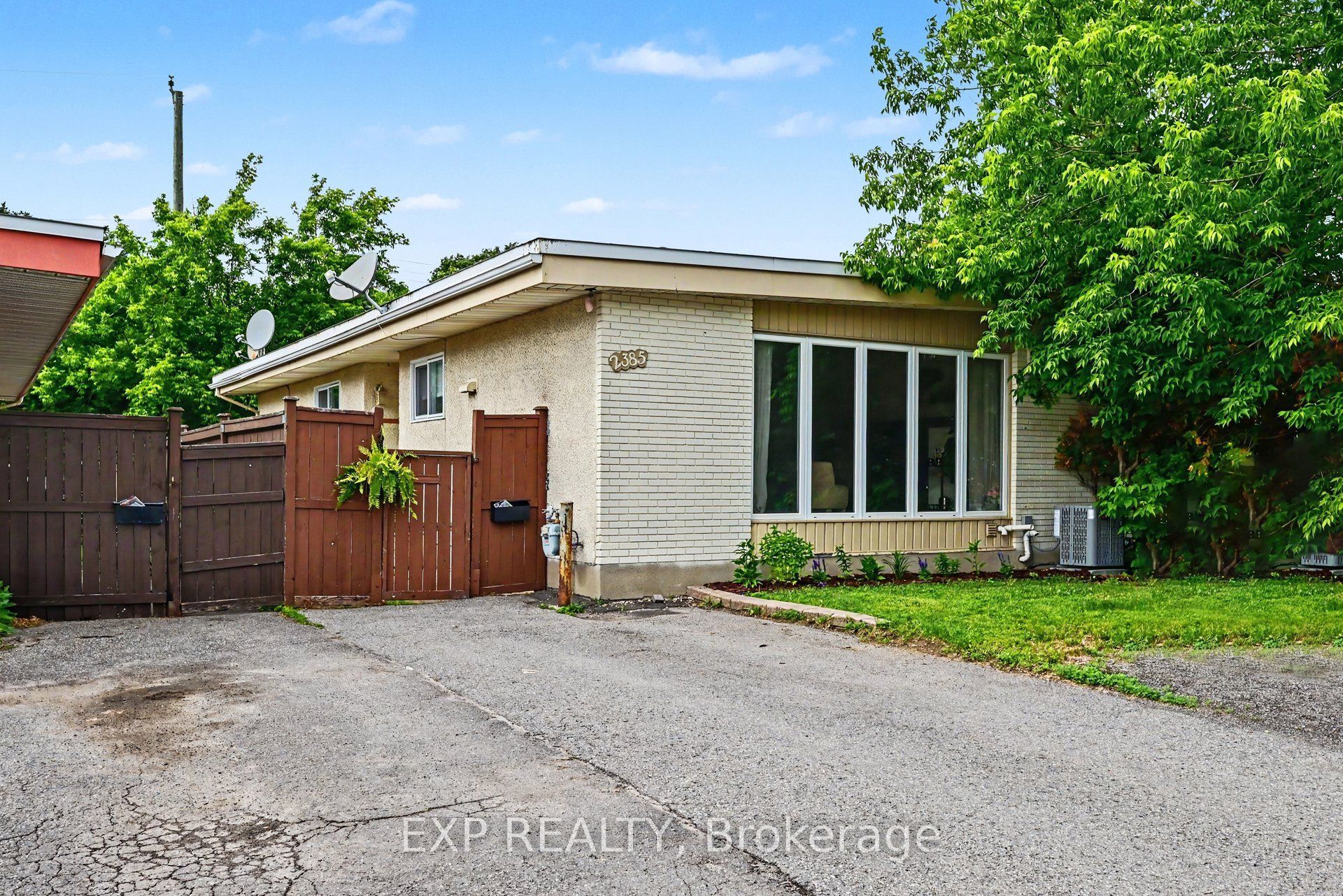 2385 Walkley Road, Elmvale Acres and Area, ON K1G 3H1 photo 2