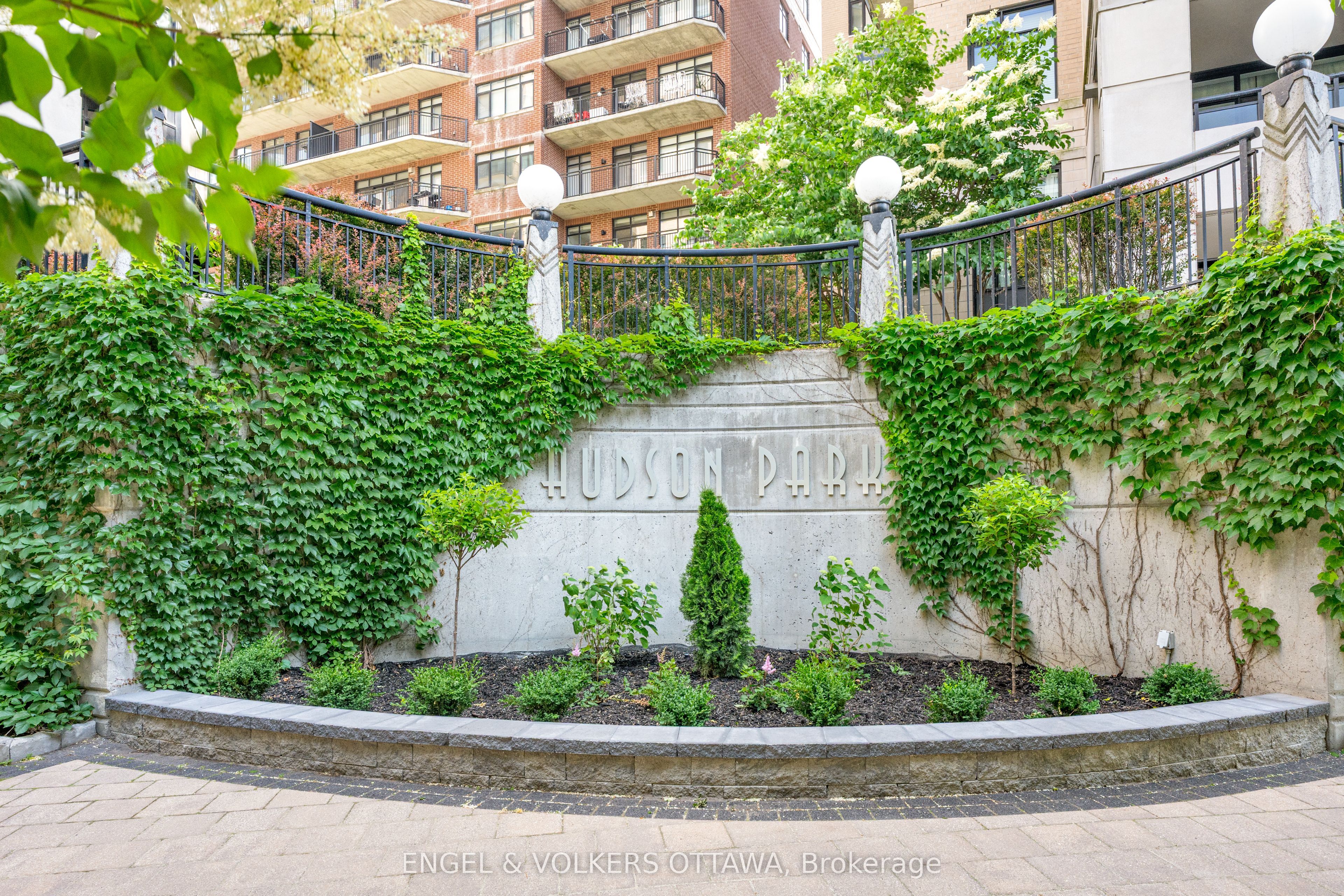 235 Kent Street 711, Ottawa Centre, ON K2P 1Z9 photo 3