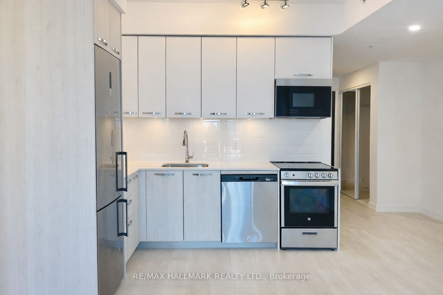 75 James Street S 713, Hamilton, ON L8P 2Y9