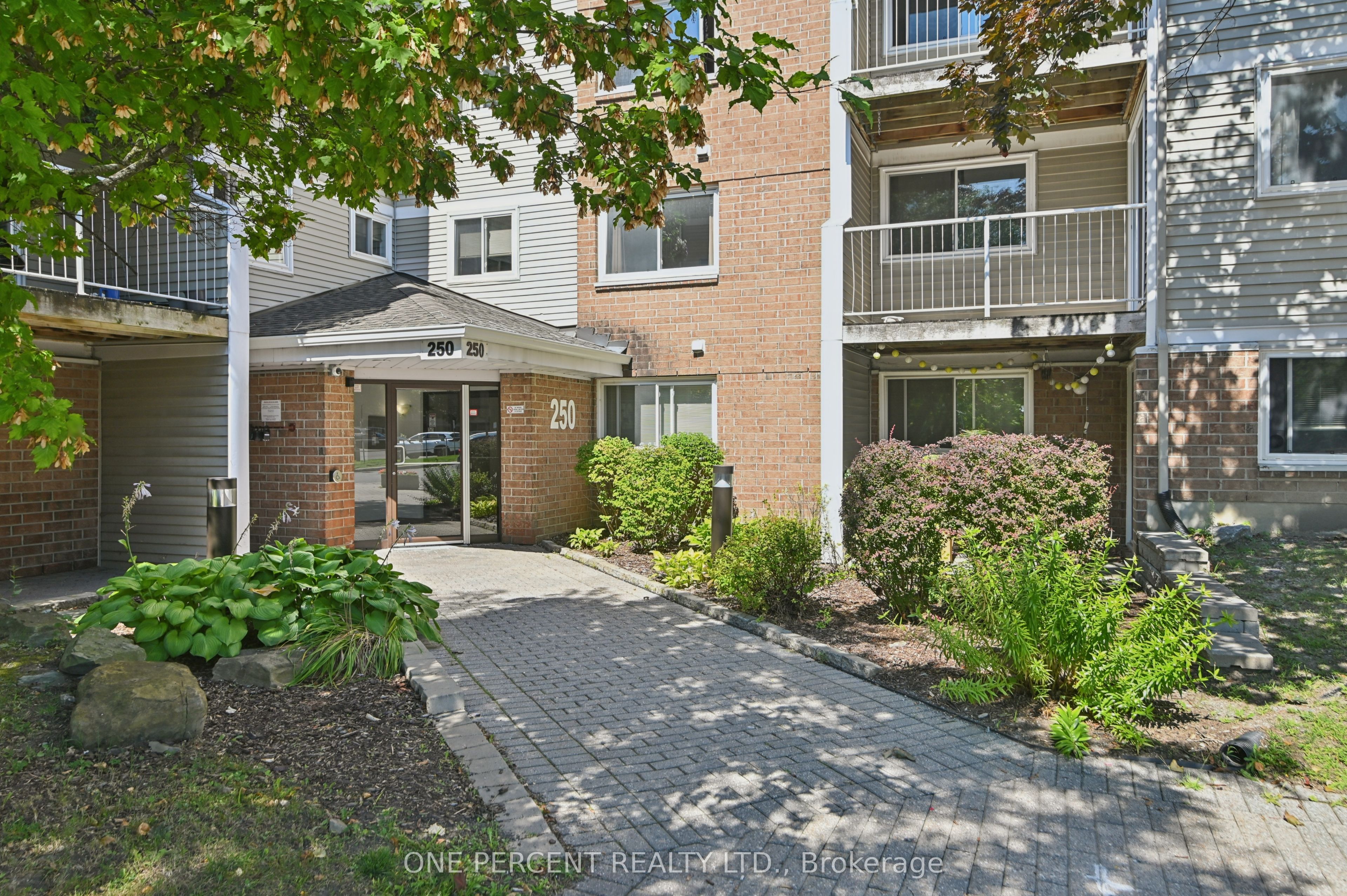 250 Brittany Drive 204, Manor Park - Cardinal Glen and Area, ON K1K 4M1 photo 2