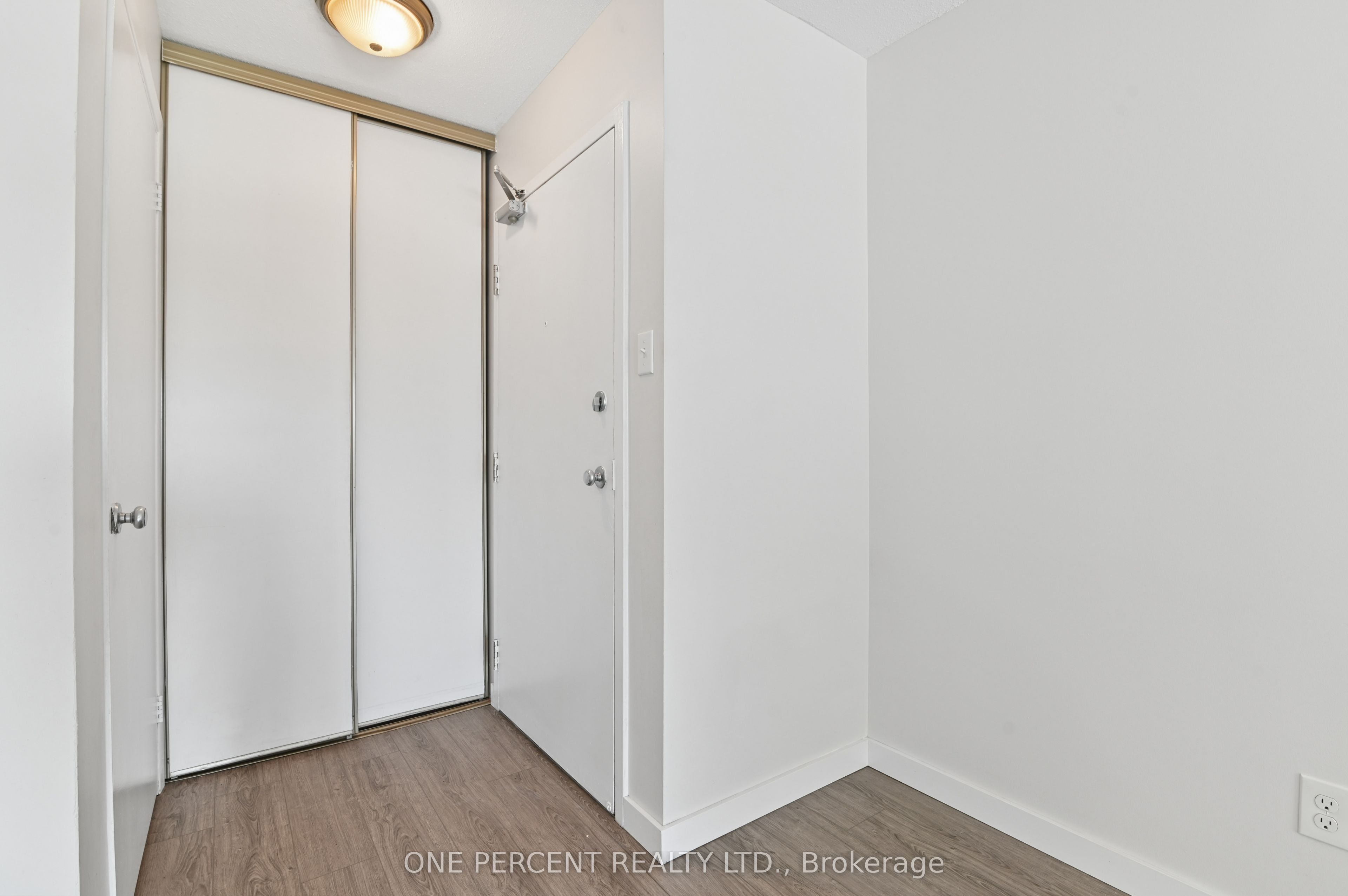 250 Brittany Drive 204, Manor Park - Cardinal Glen and Area, ON K1K 4M1 photo 3