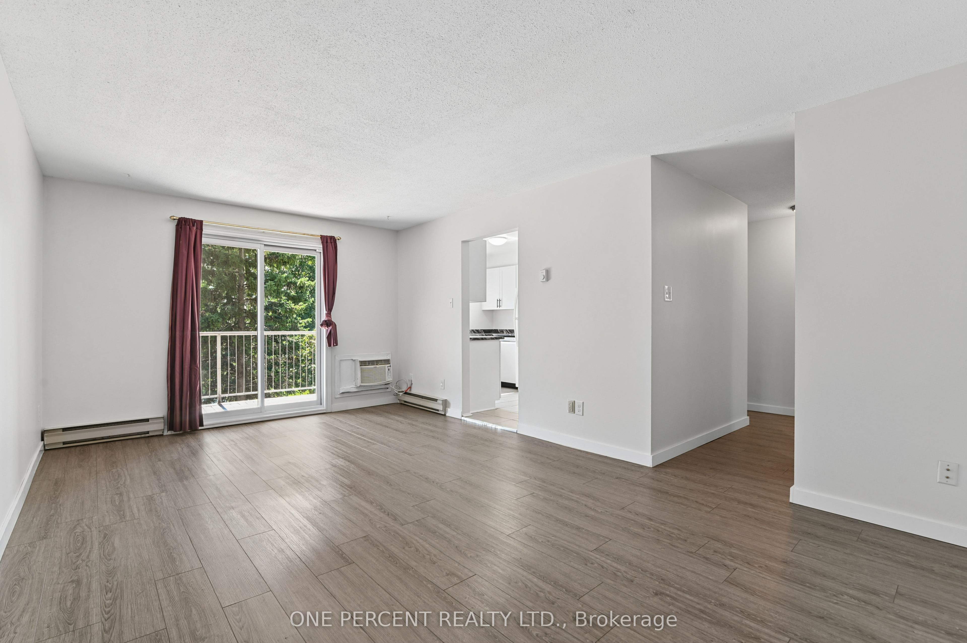 250 Brittany Drive 204, Manor Park - Cardinal Glen and Area, ON K1K 4M1 photo 4