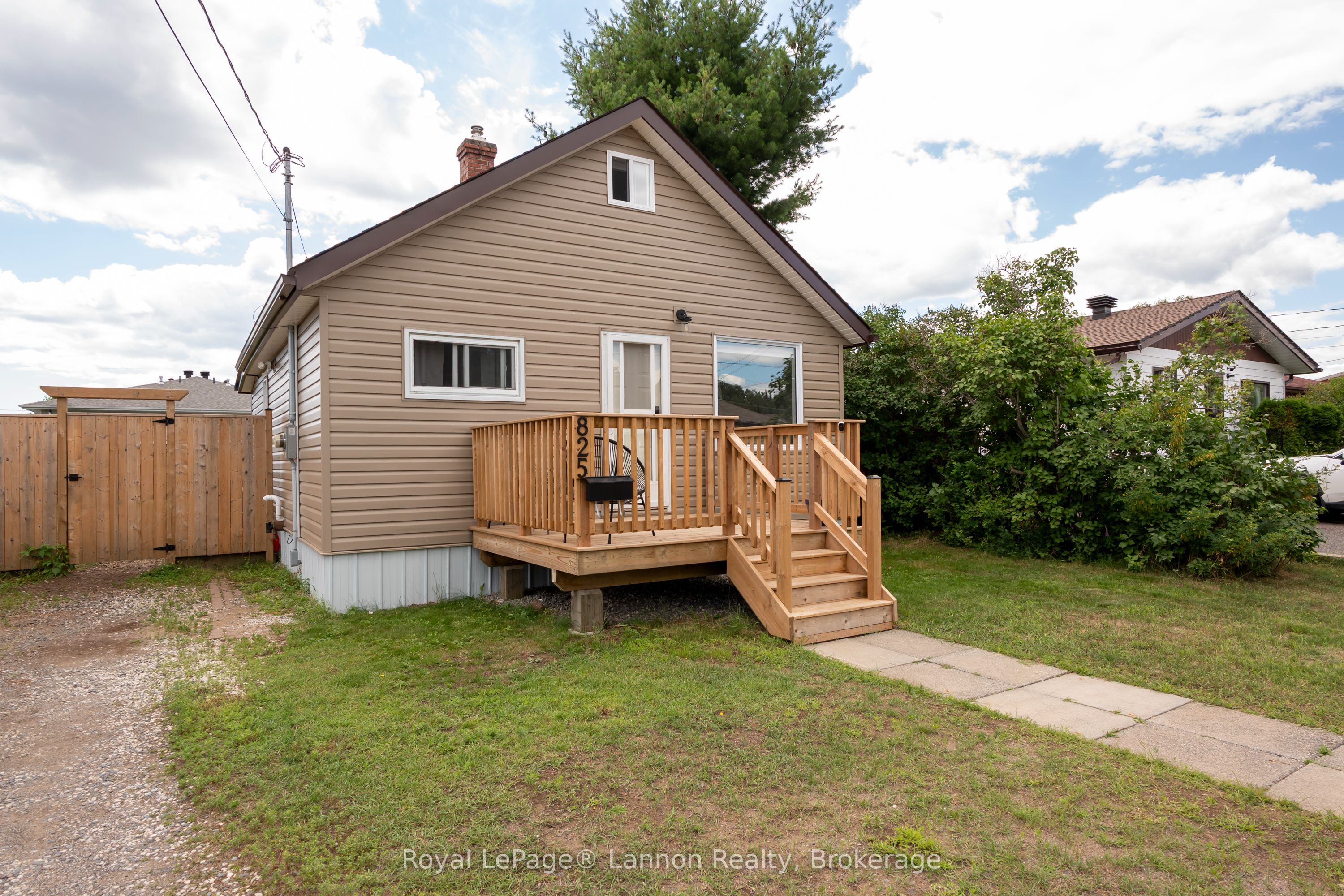 825 Newport Avenue, Thunder Bay, ON P7A 6J8