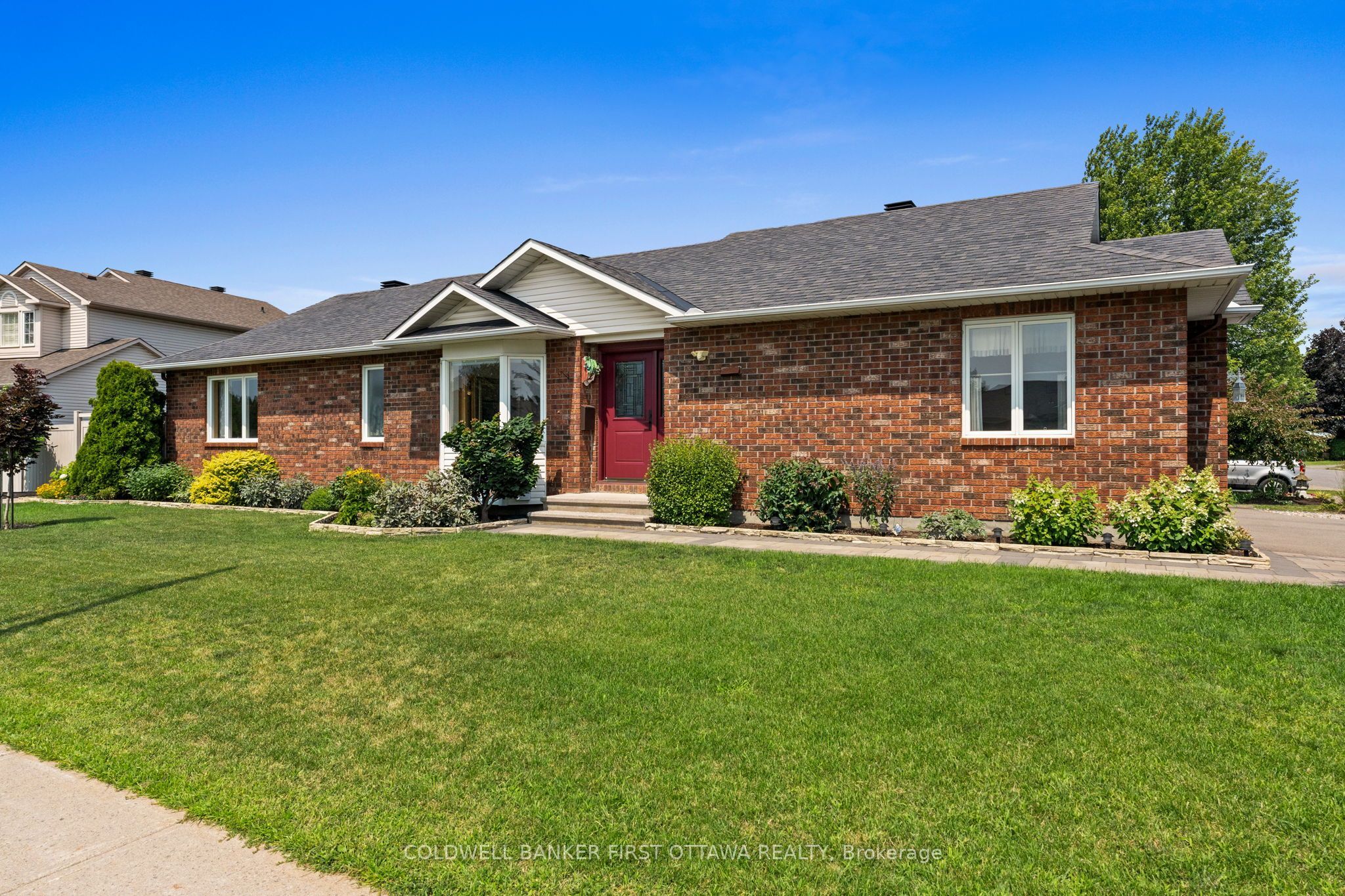 1170 Ambercrest Street, Cyrville - Carson Grove - Pineview, ON K1J 1B2 photo 2