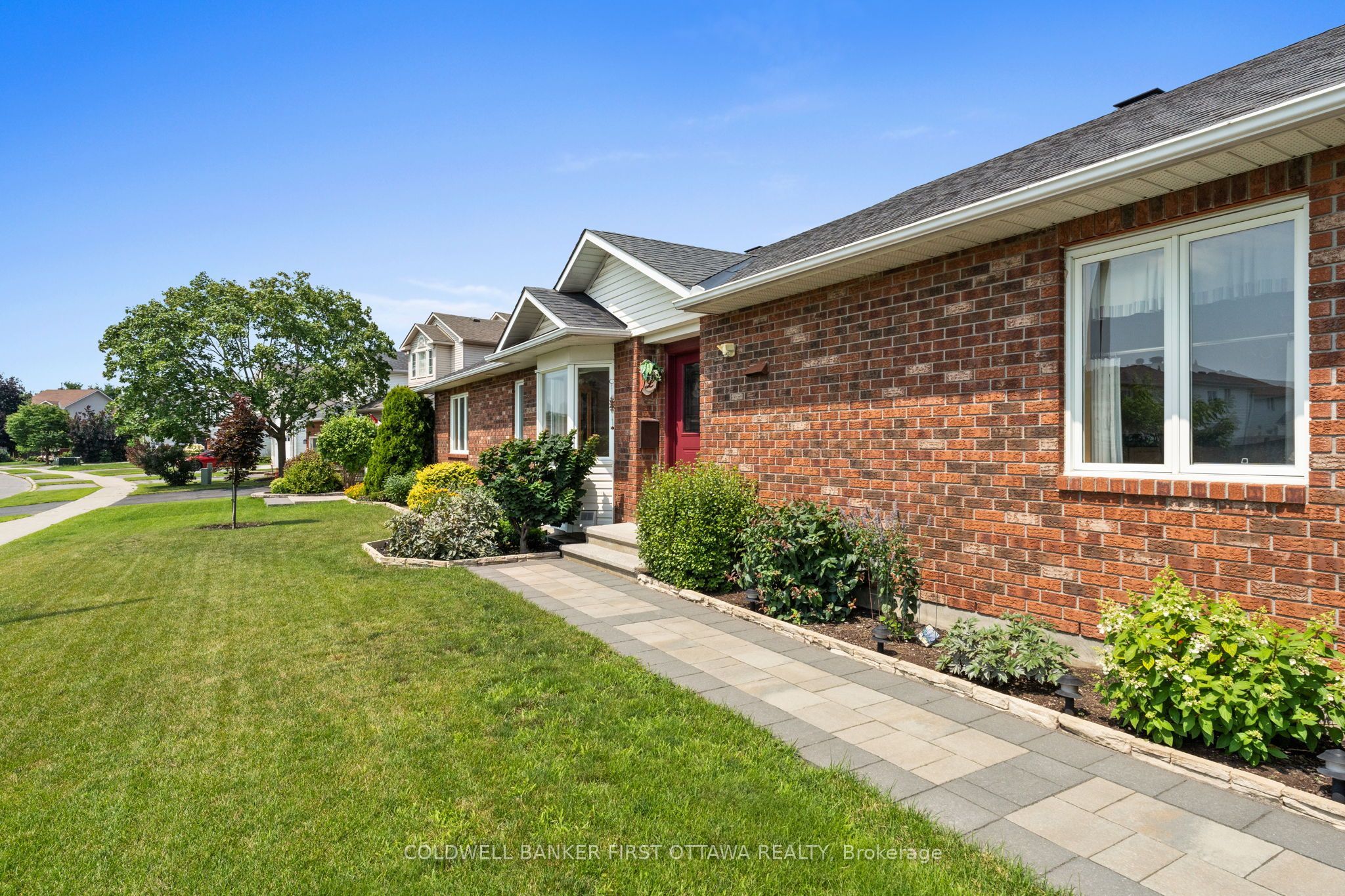 1170 Ambercrest Street, Cyrville - Carson Grove - Pineview, ON K1J 1B2 photo 3