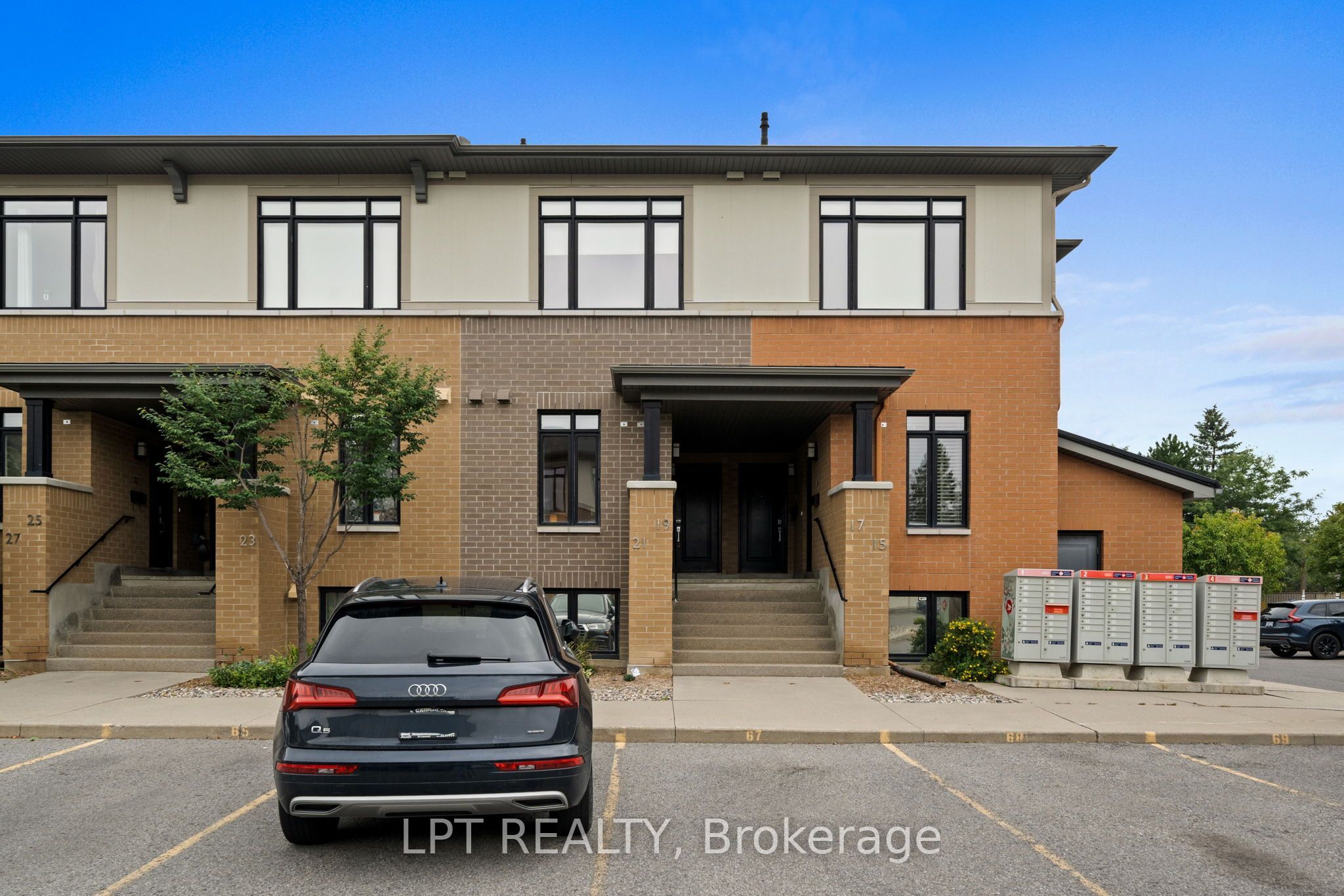 21 Bergeron Private, Orleans - Convent Glen and Area, ON K1C 0C2 photo 2