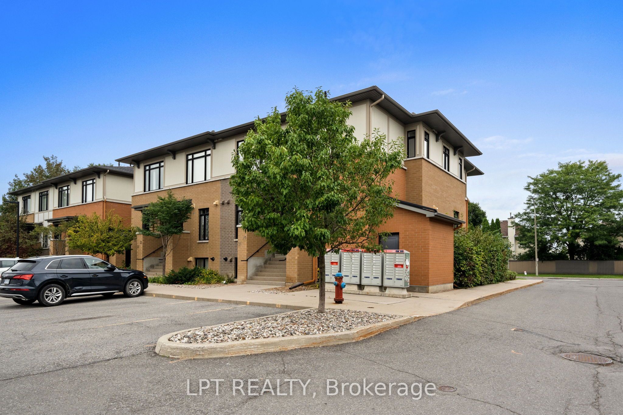 21 Bergeron Private, Orleans - Convent Glen and Area, ON K1C 0C2 photo 4