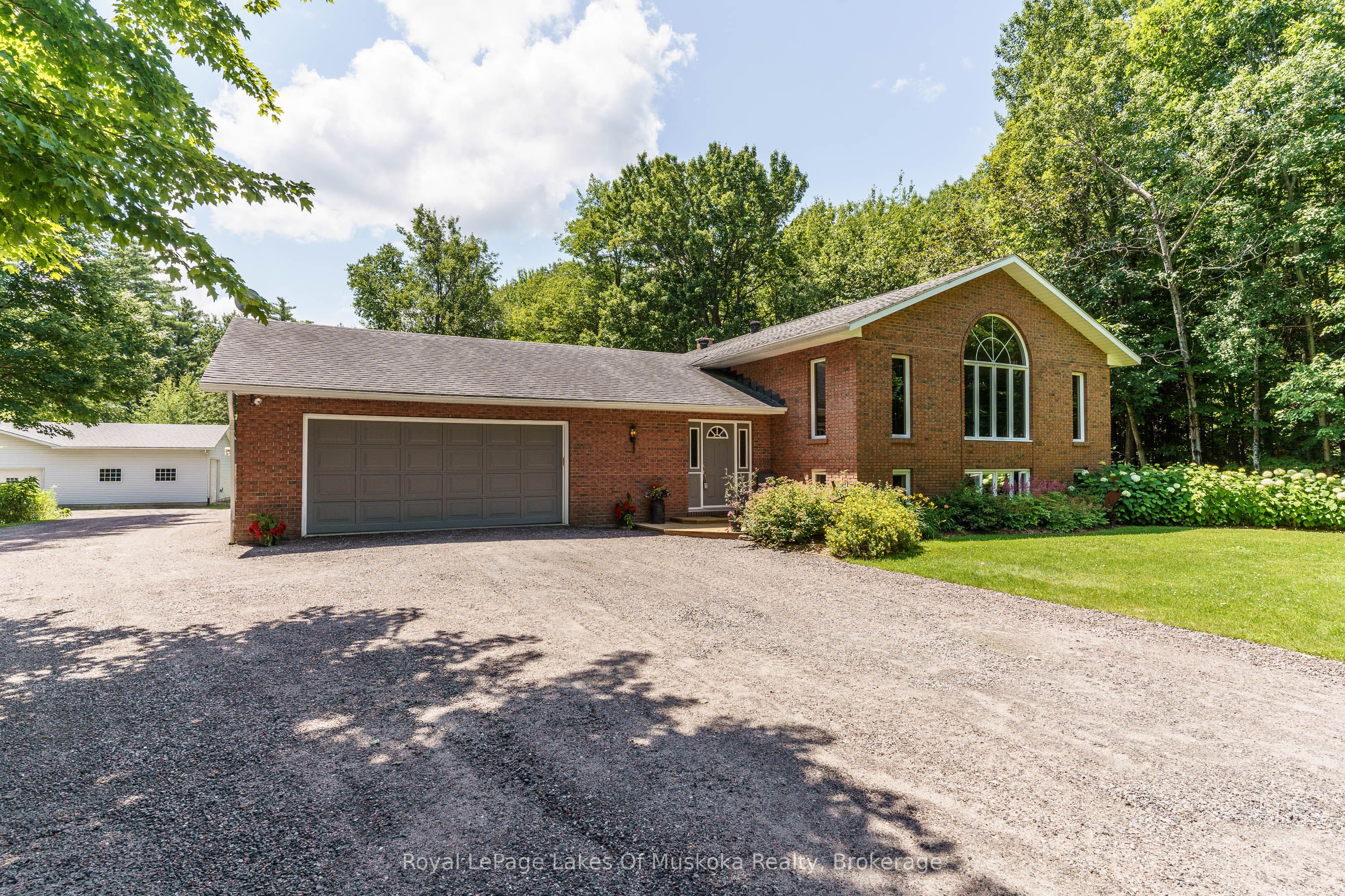 1020 AMELIA Crescent, Gravenhurst, ON P0E 1G0 photo 2