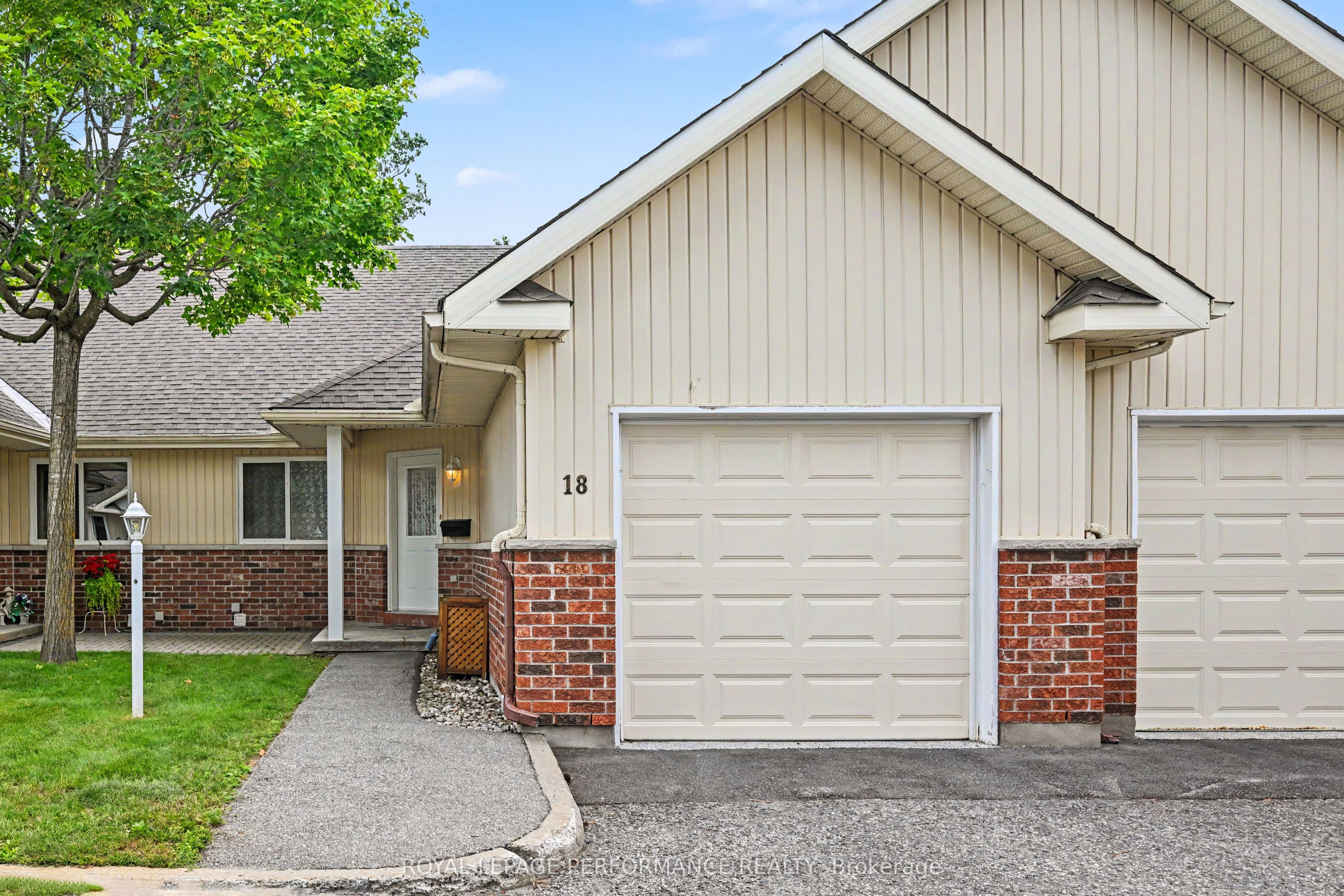 18 Daphne Crescent, Stittsville - Munster - Richmond, ON K2S 1Y1 photo 2