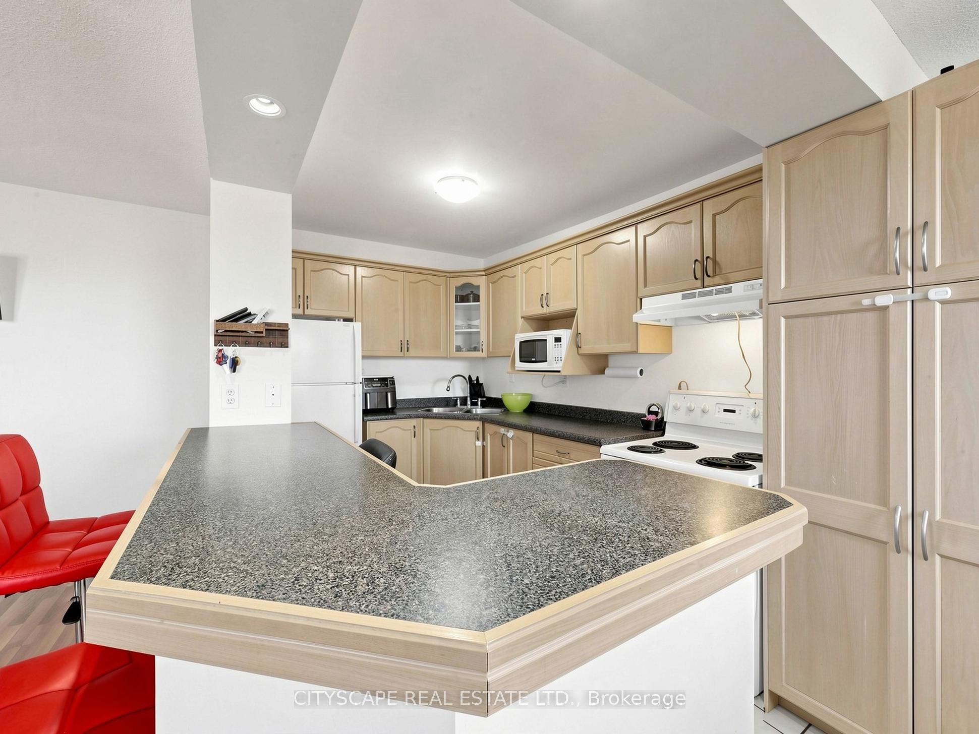 851 Queenston Road 708, Hamilton, ON L8G 1B4 photo 3