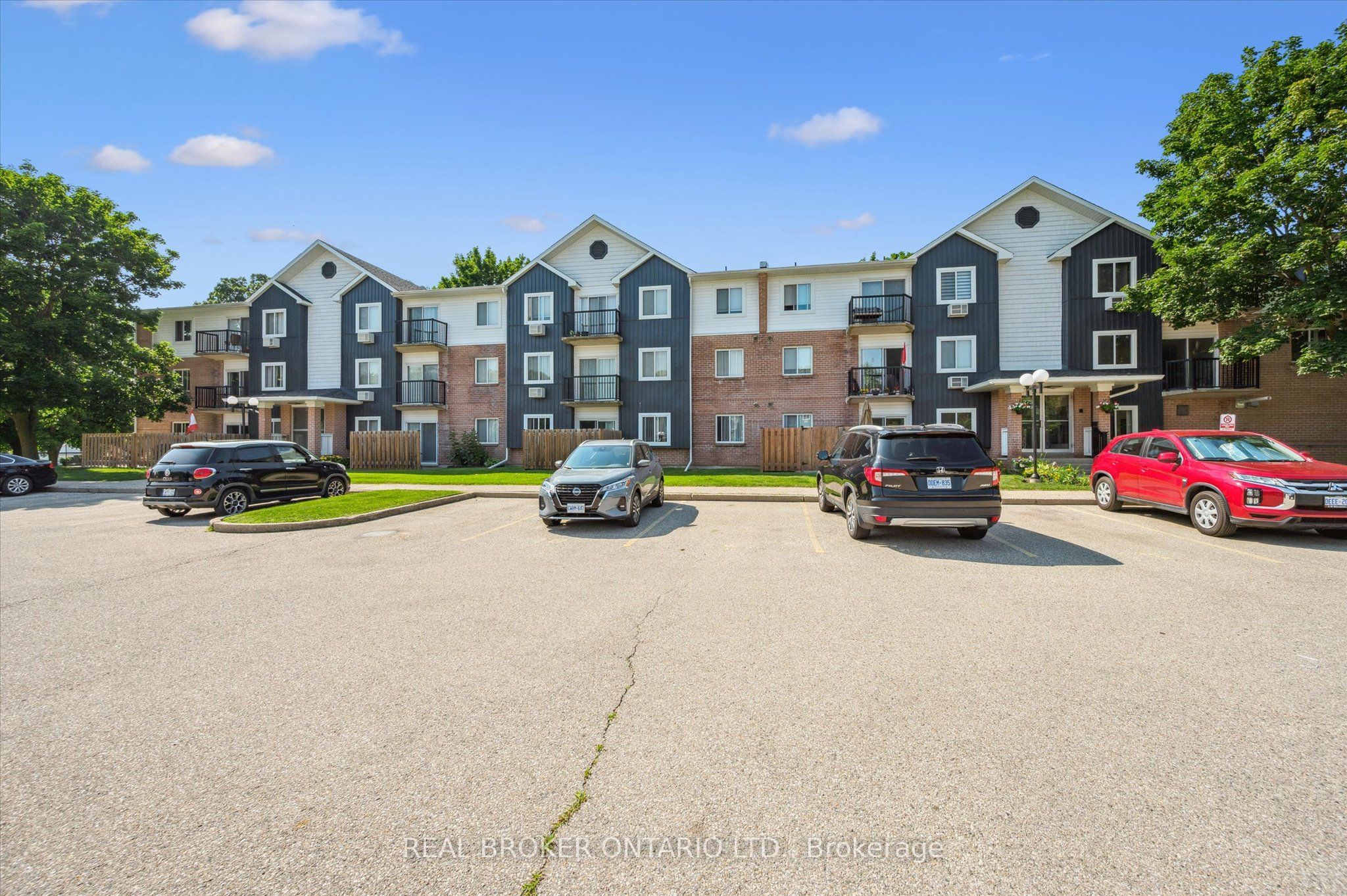 275 Eiwo Court 210, Waterloo, ON N2K 2M8 photo 2