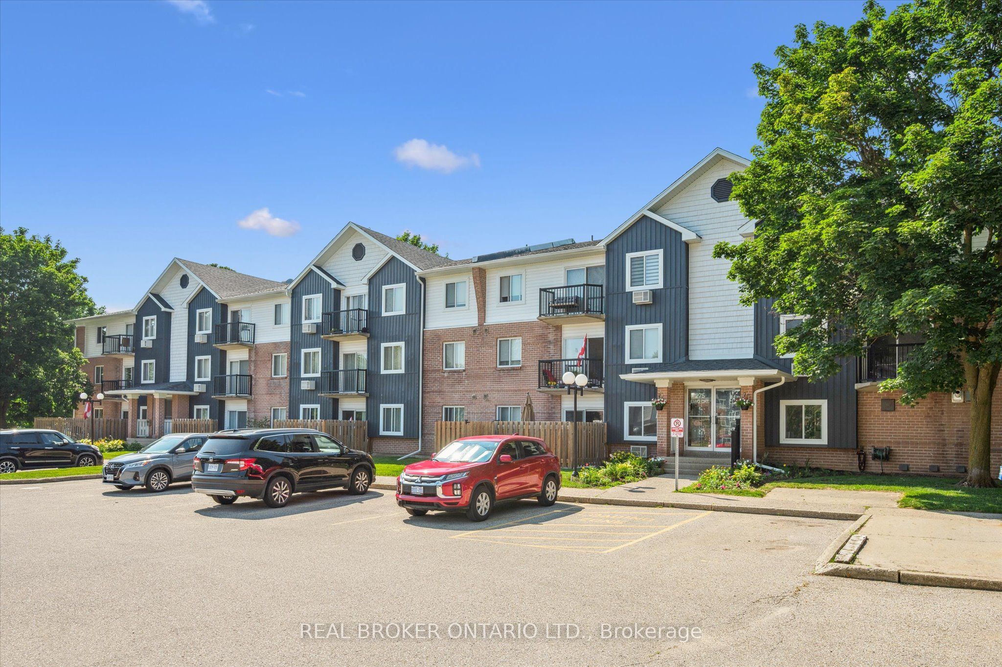 275 Eiwo Court 210, Waterloo, ON N2K 2M8 photo 3