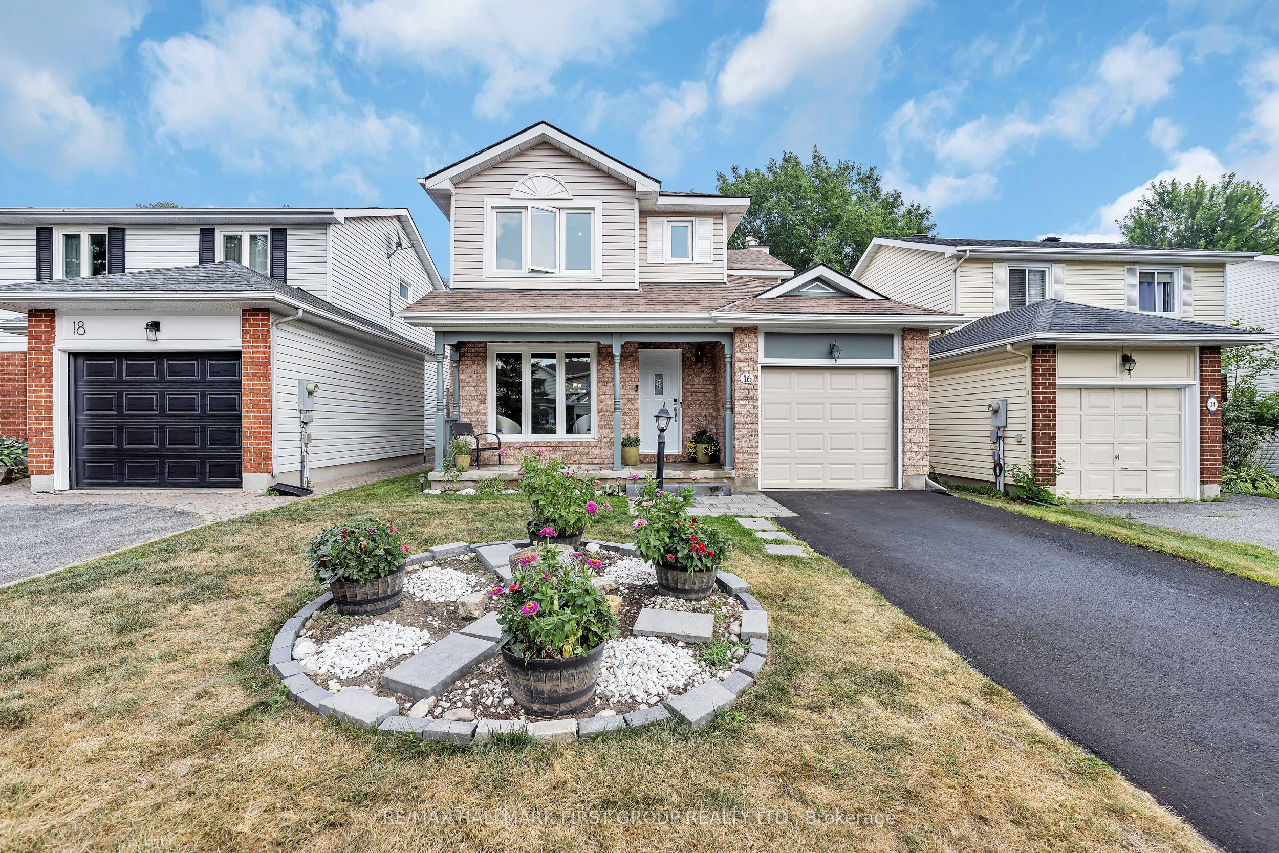 16 Hawley Crescent, Kanata, ON K2M 1T3 photo 2
