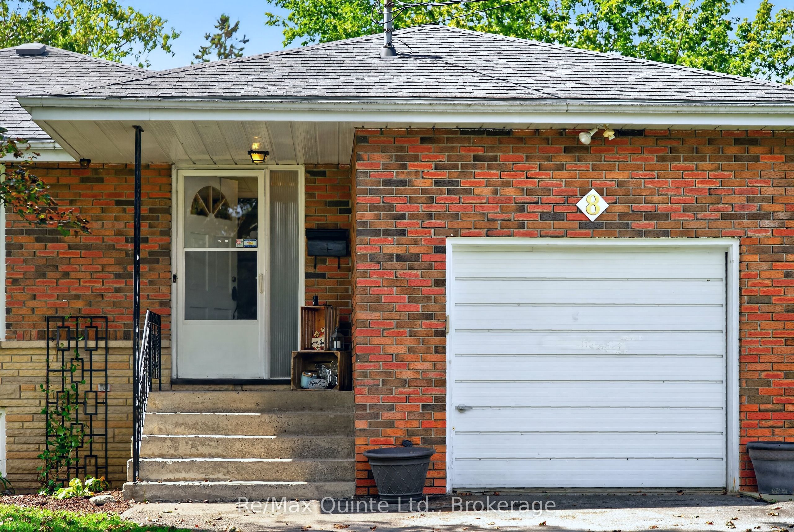 8 Plaza Square, Belleville, ON K8N 4J3 photo 3