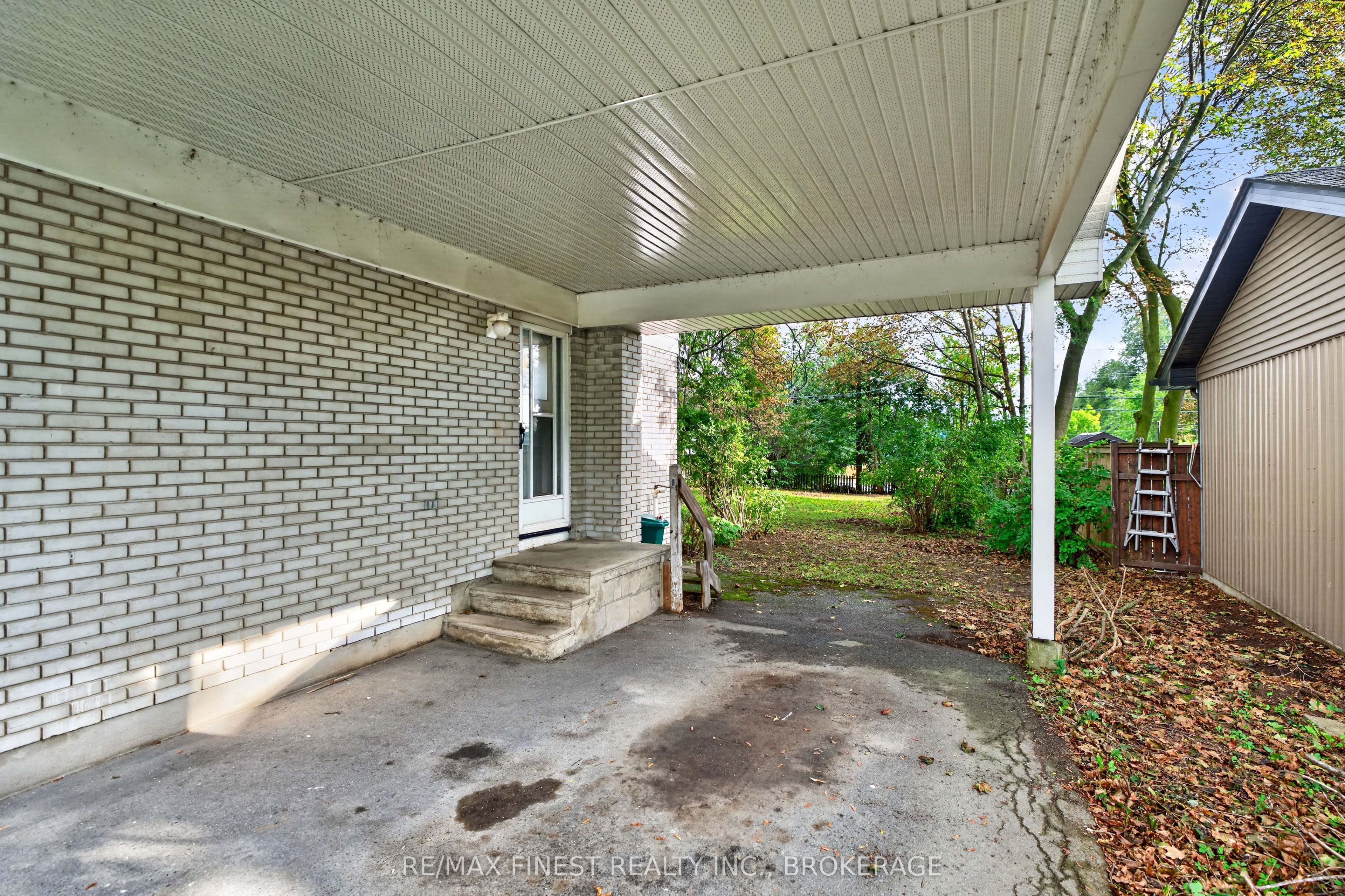 92 Cliff Crescent, Kingston, ON K7M 1A8 photo 4