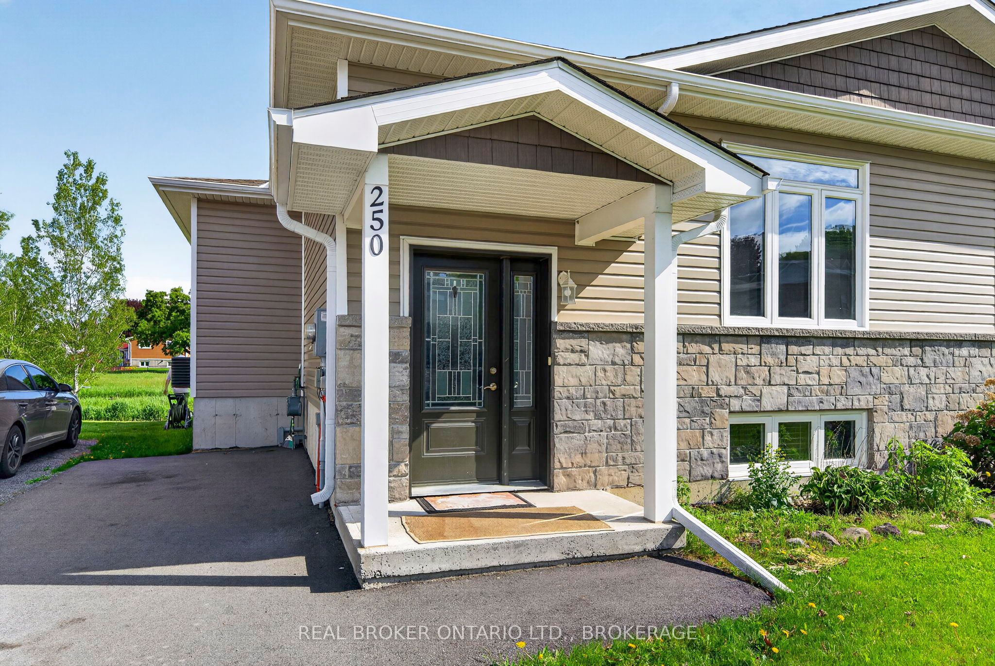 250 Lourdes Avenue, Cornwall, ON K6H 0E8 photo 2