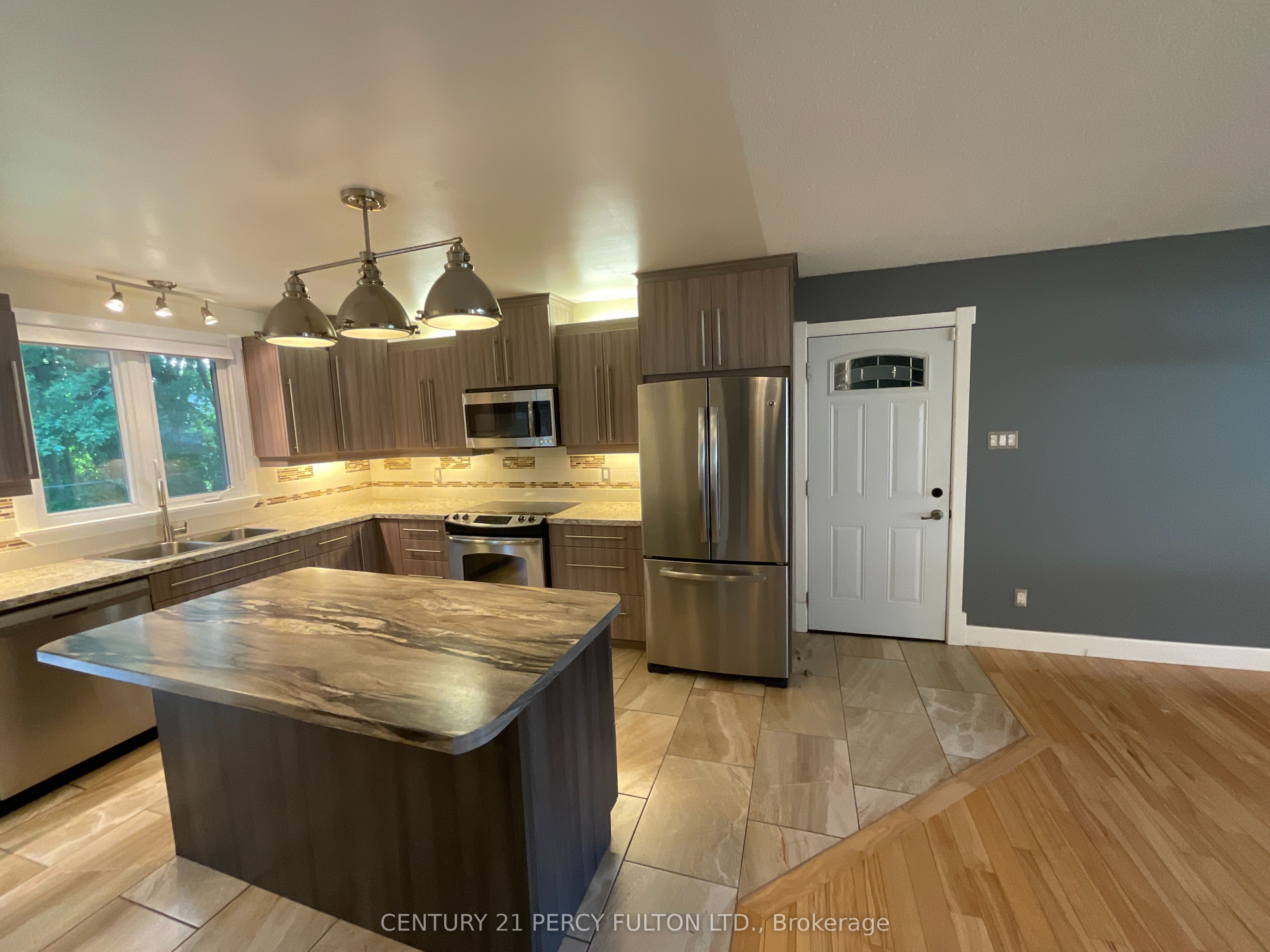 1060 Bourget Avenue, Cyrville - Carson Grove - Pineview, ON K1J 8C2 photo 2