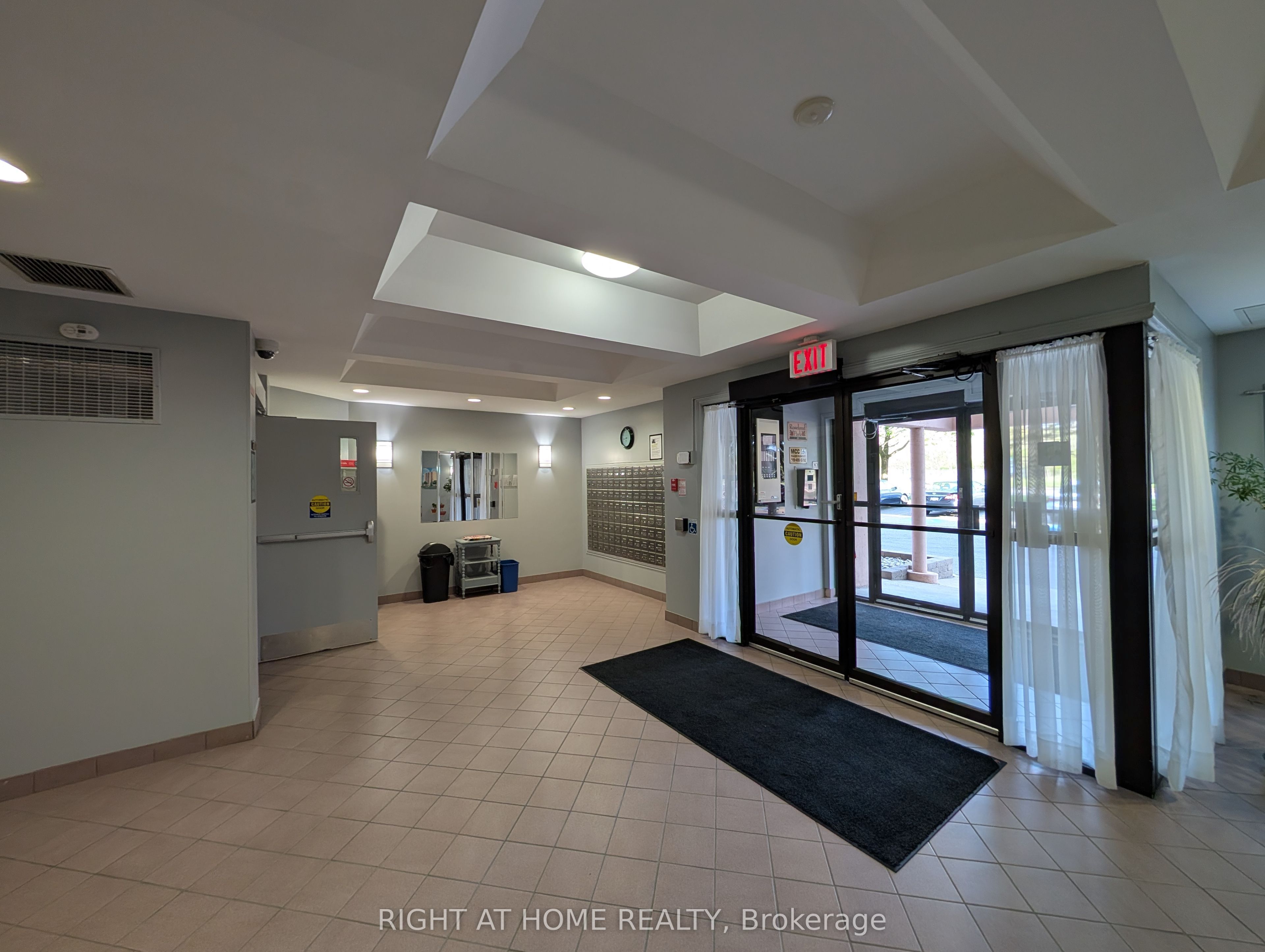 860 Commissioners Road E 408, London South, ON N6C 5Y8 photo 2