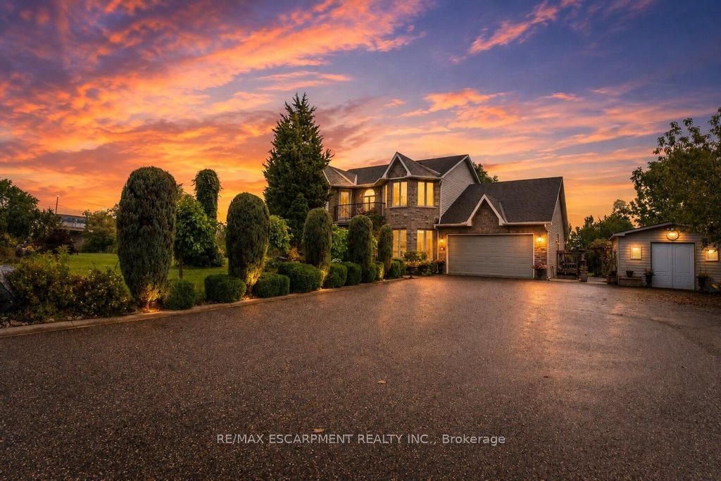 33 Maryvale Avenue, Hamilton, ON L9H 7P1