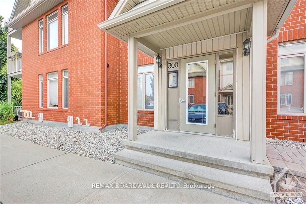 300 Meilleur Private F, Vanier and Kingsview Park, ON K1L 0A2 photo 2