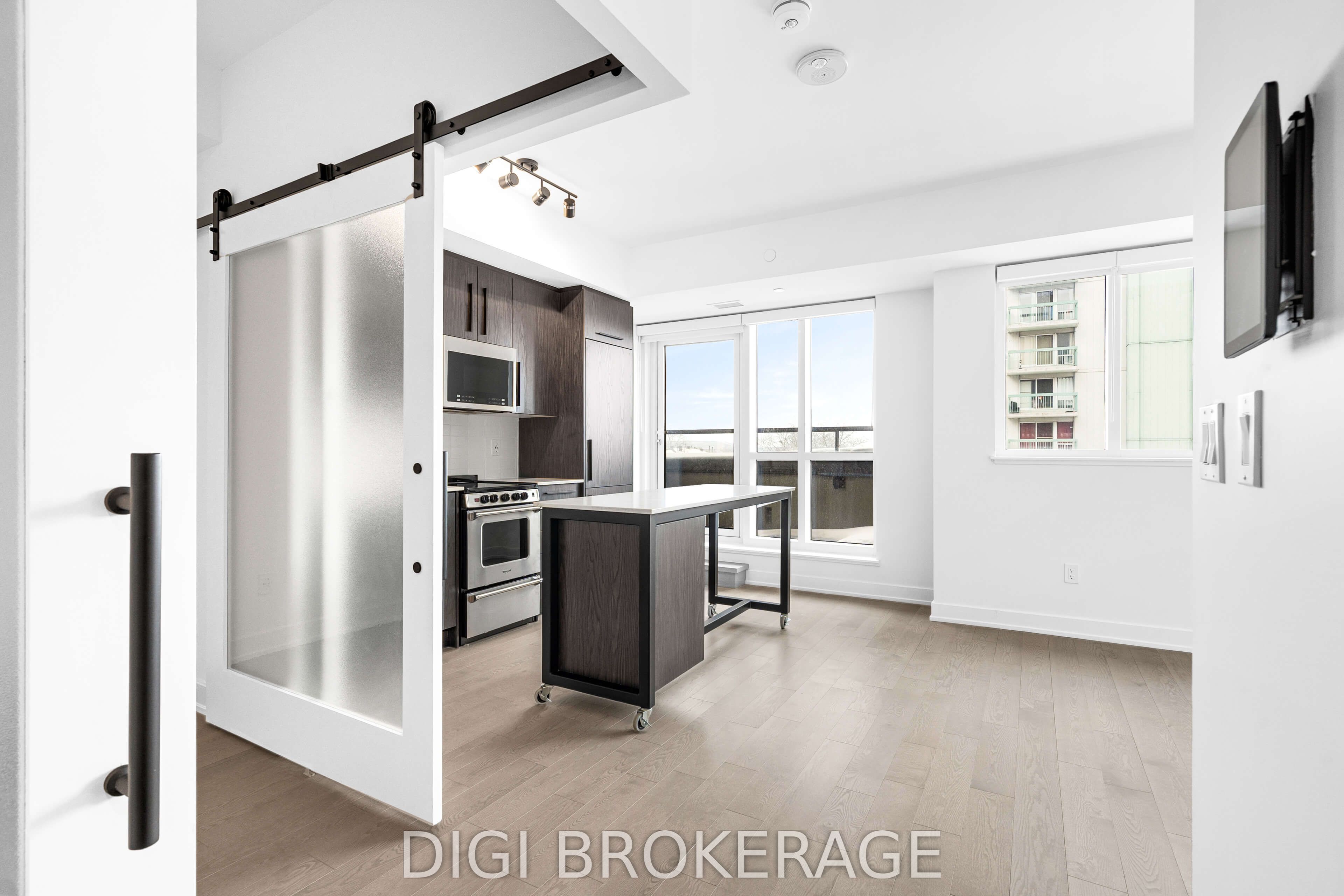 560 Rideau Street 218, Lower Town - Sandy Hill, ON K1N 5Z8 photo 2