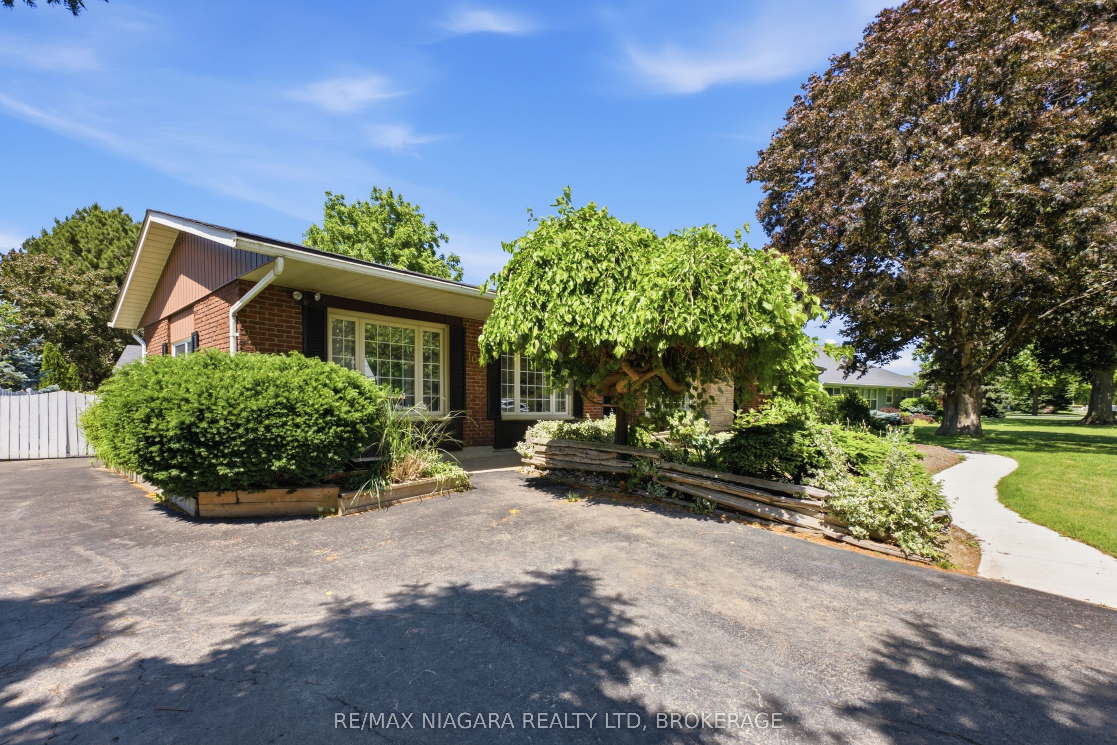 1042 Lakeshore Road W, St. Catharines, ON L2R 6P9 photo 3