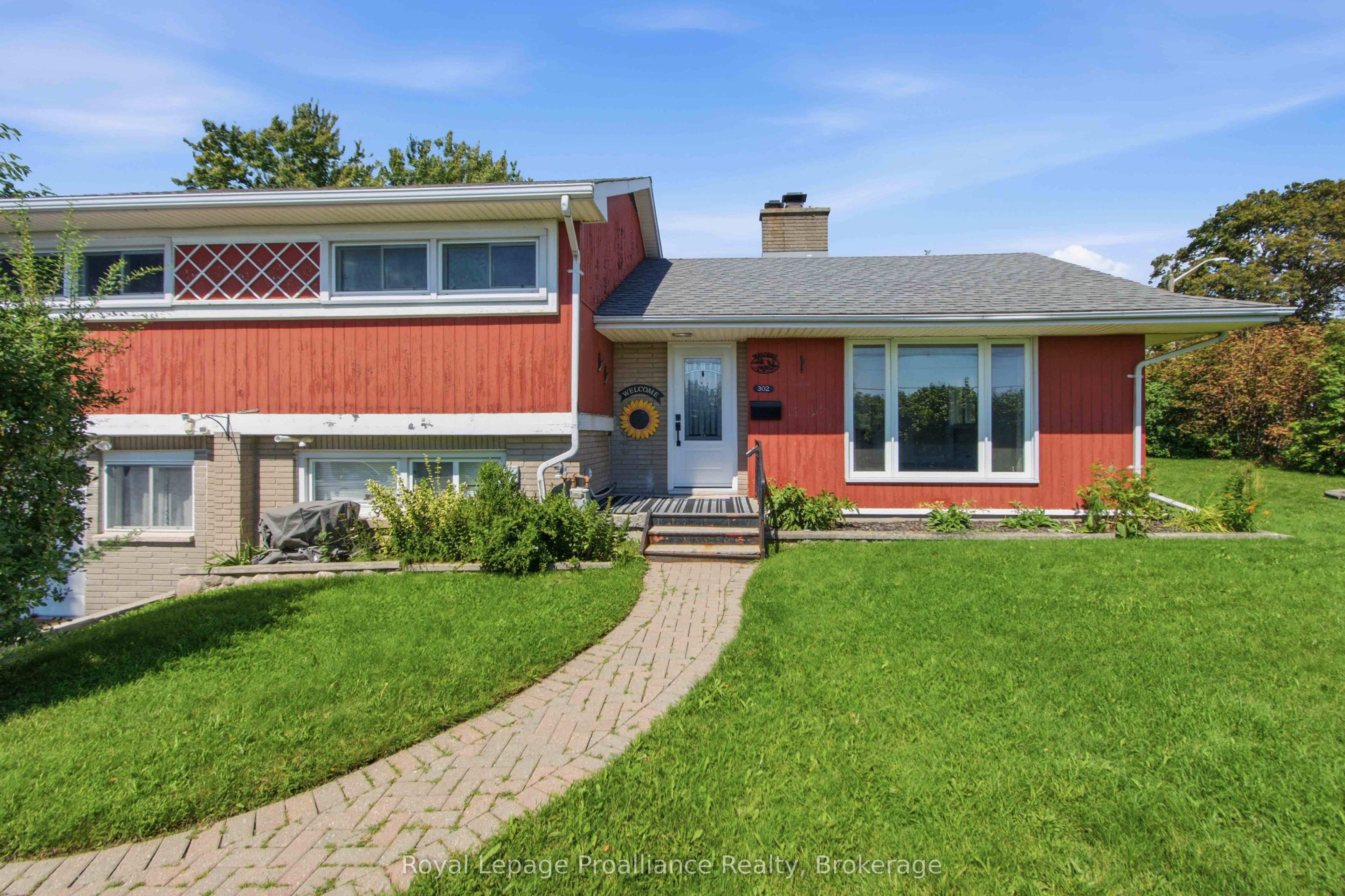 302 King Street, Quinte West, ON K8V 3X5 photo 2