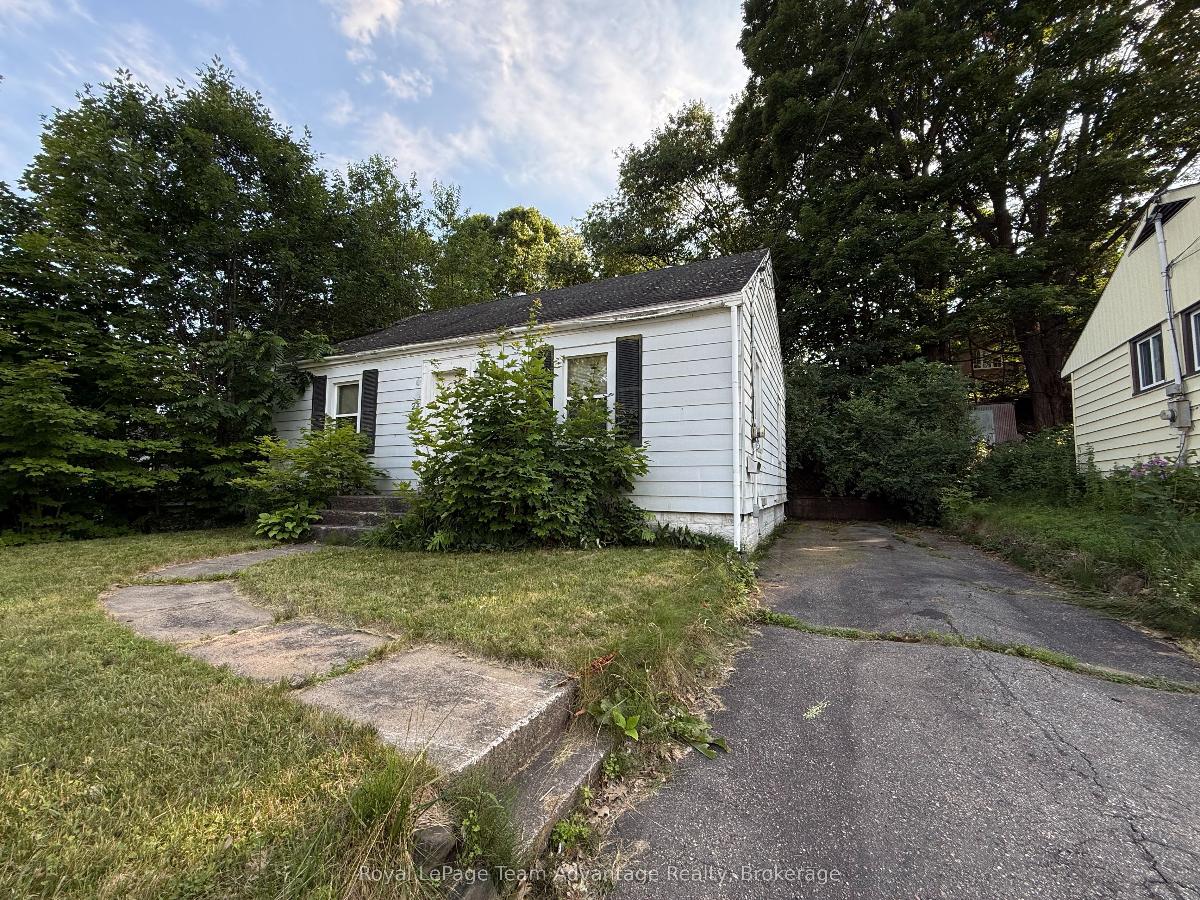 24 Hillcrest Avenue, Parry Sound, ON P2A 1L4 photo 3