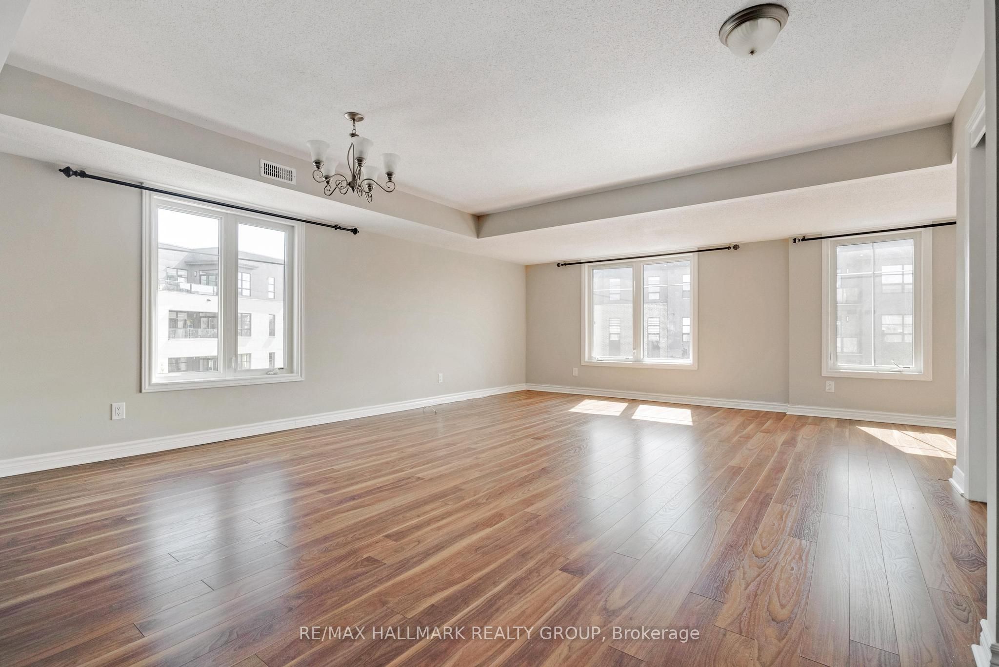 255B Titanium Private, Orleans - Convent Glen and Area, ON K1C 0A5 photo 4