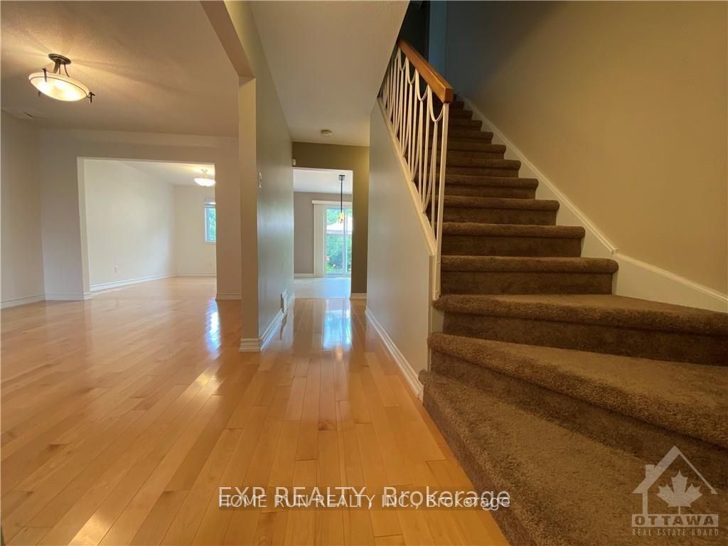 34 BROCKINGTON Crescent, Tanglewood - Grenfell Glen - Pineglen, ON K2G 4K2 photo 2