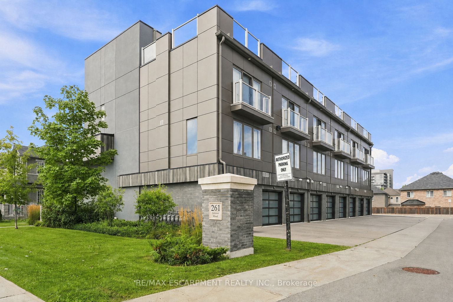 261 Skinner Road 18, Hamilton, ON L8B 1W6 photo 2