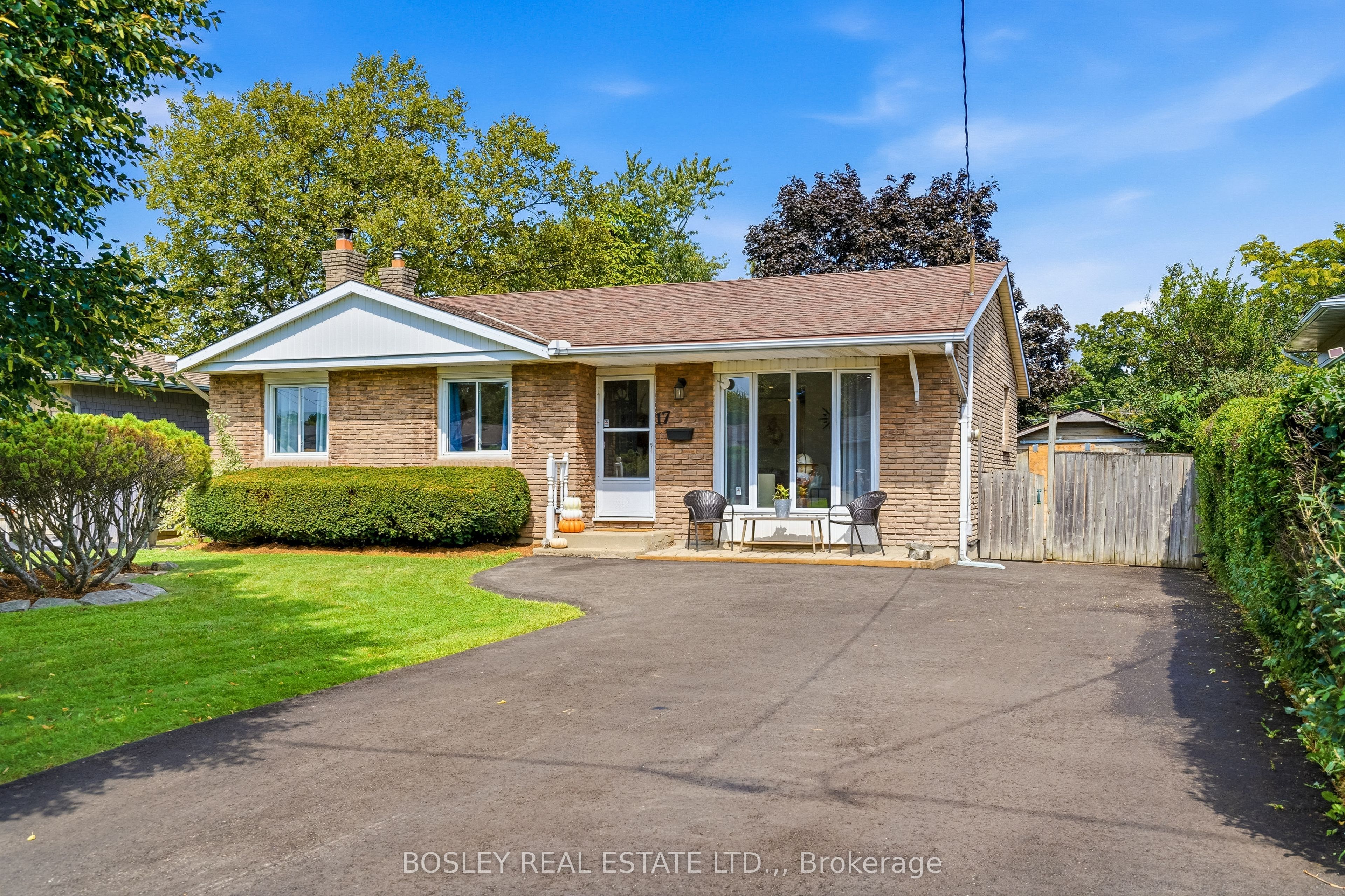 17 Acadia Crescent, St. Catharines, ON L2P 1H7