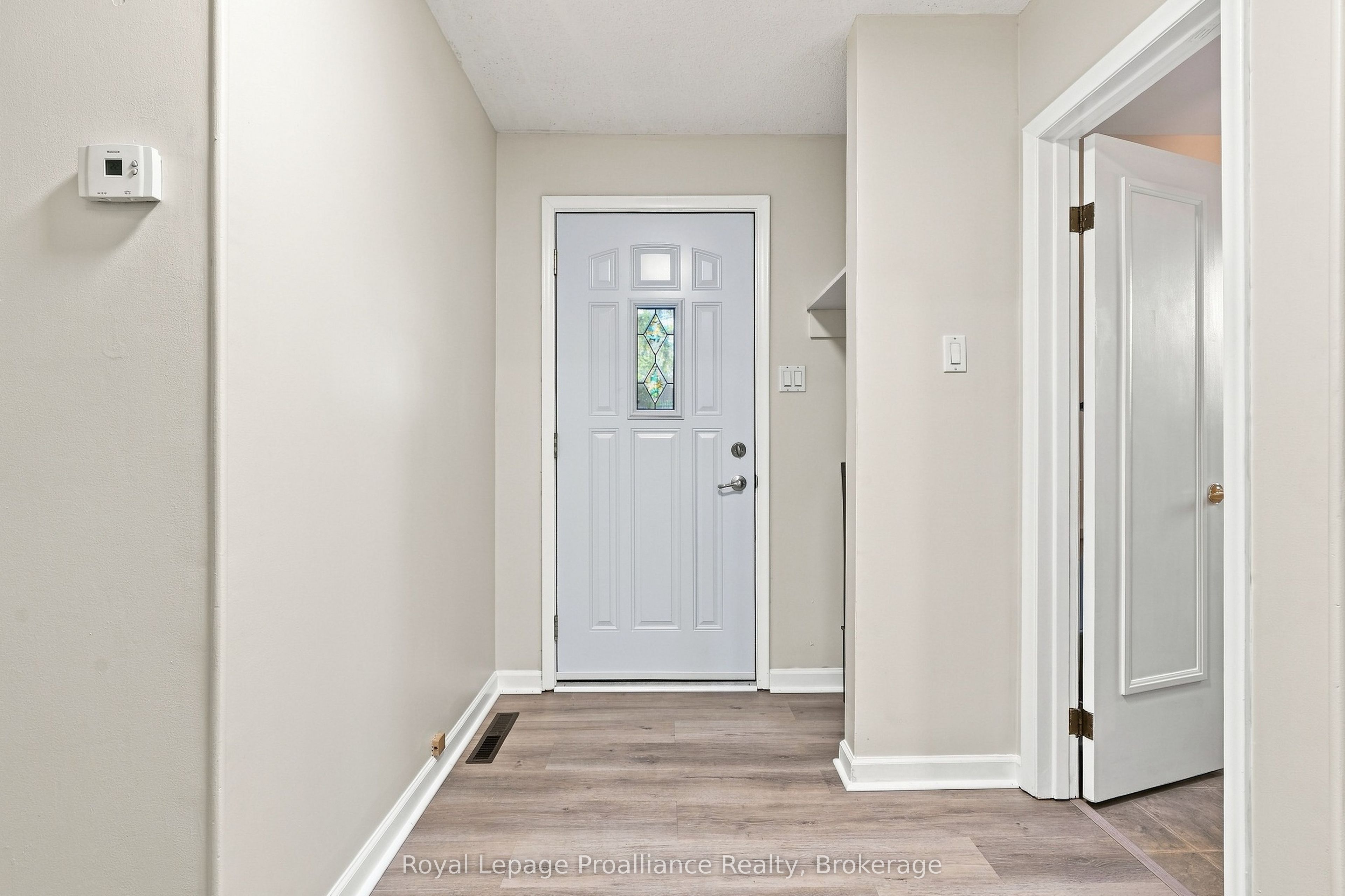 15 Elvins Gardens, Belleville, ON K8P 2T2 photo 2