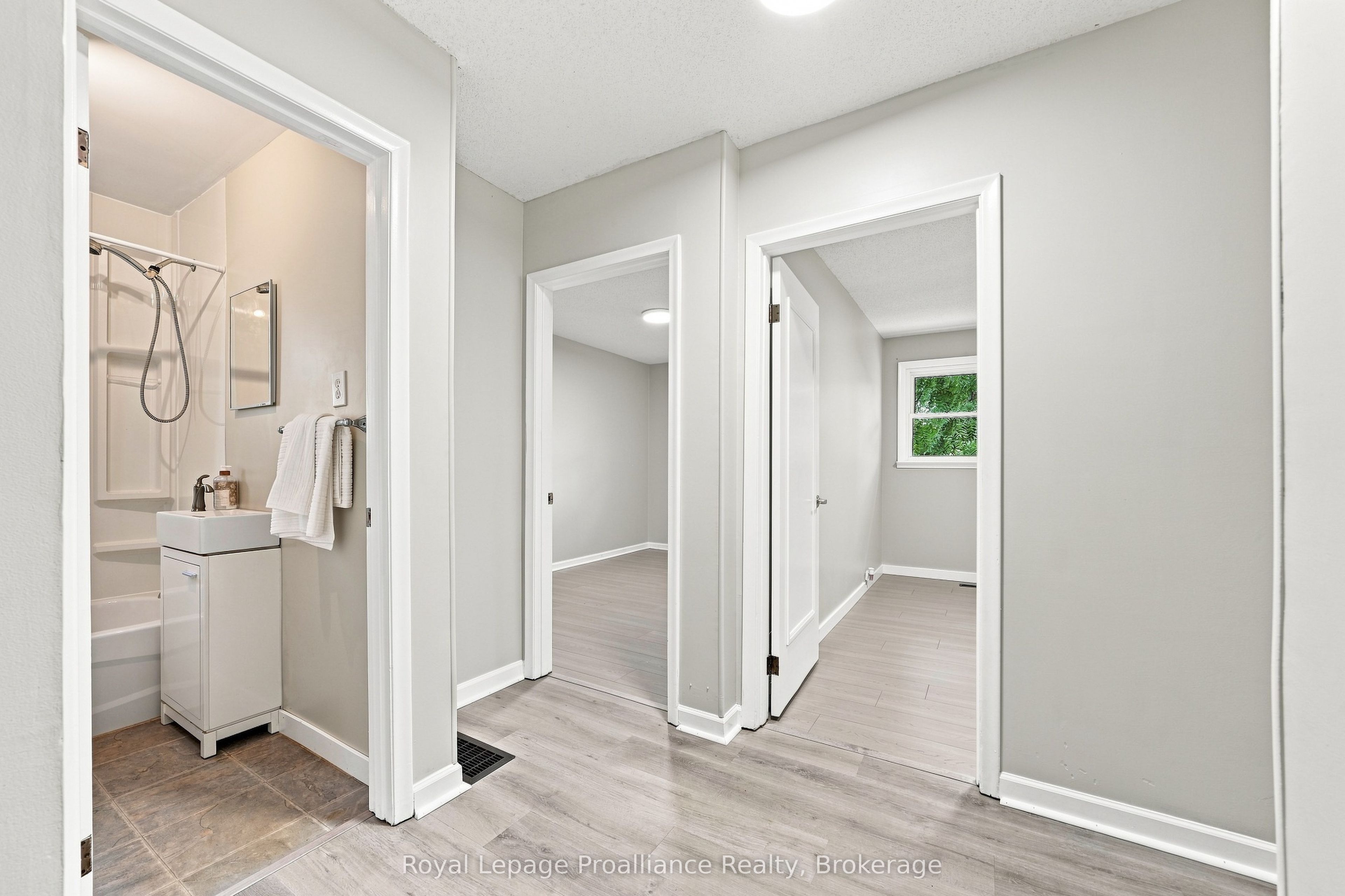15 Elvins Gardens, Belleville, ON K8P 2T2 photo 3