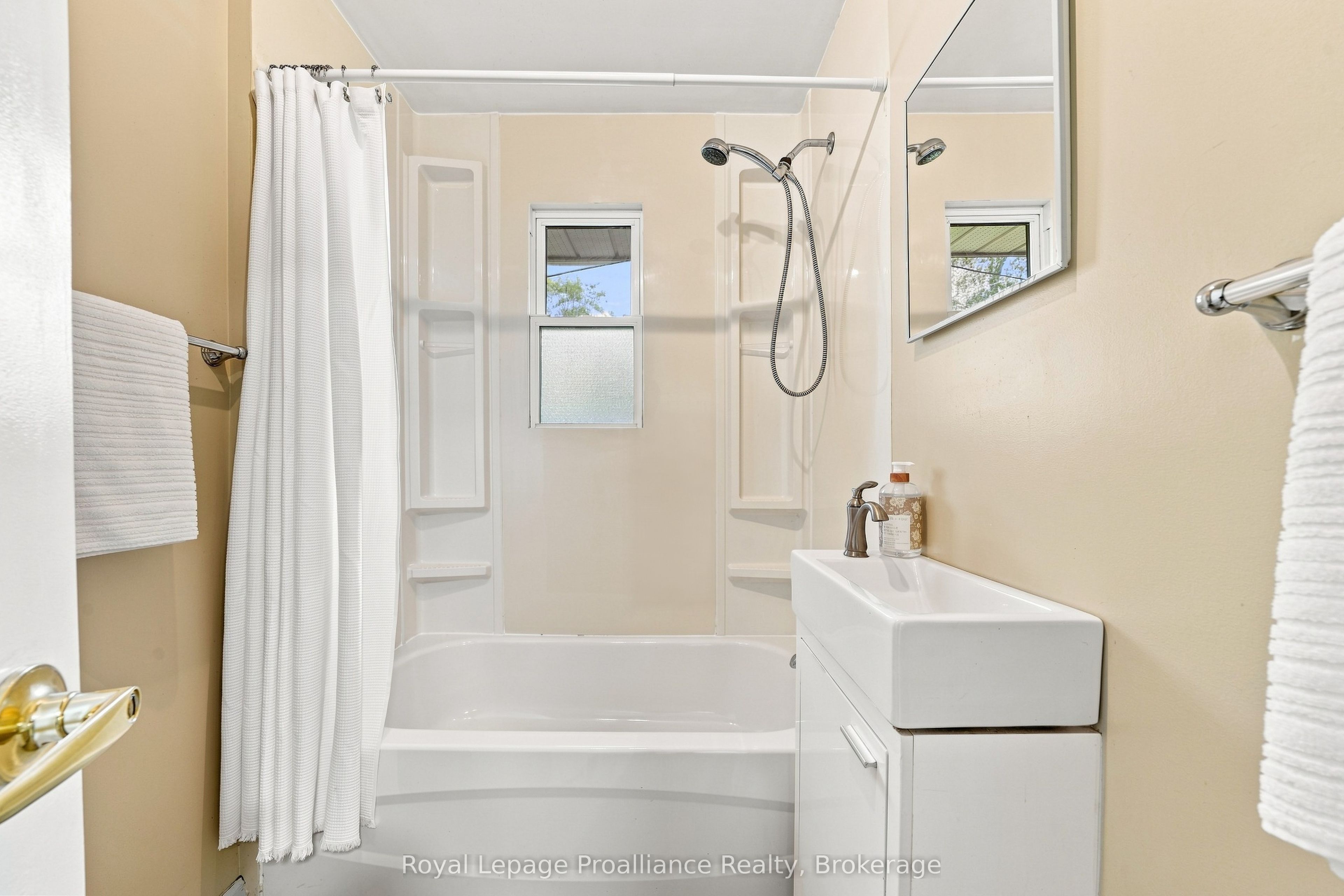 15 Elvins Gardens, Belleville, ON K8P 2T2 photo 4