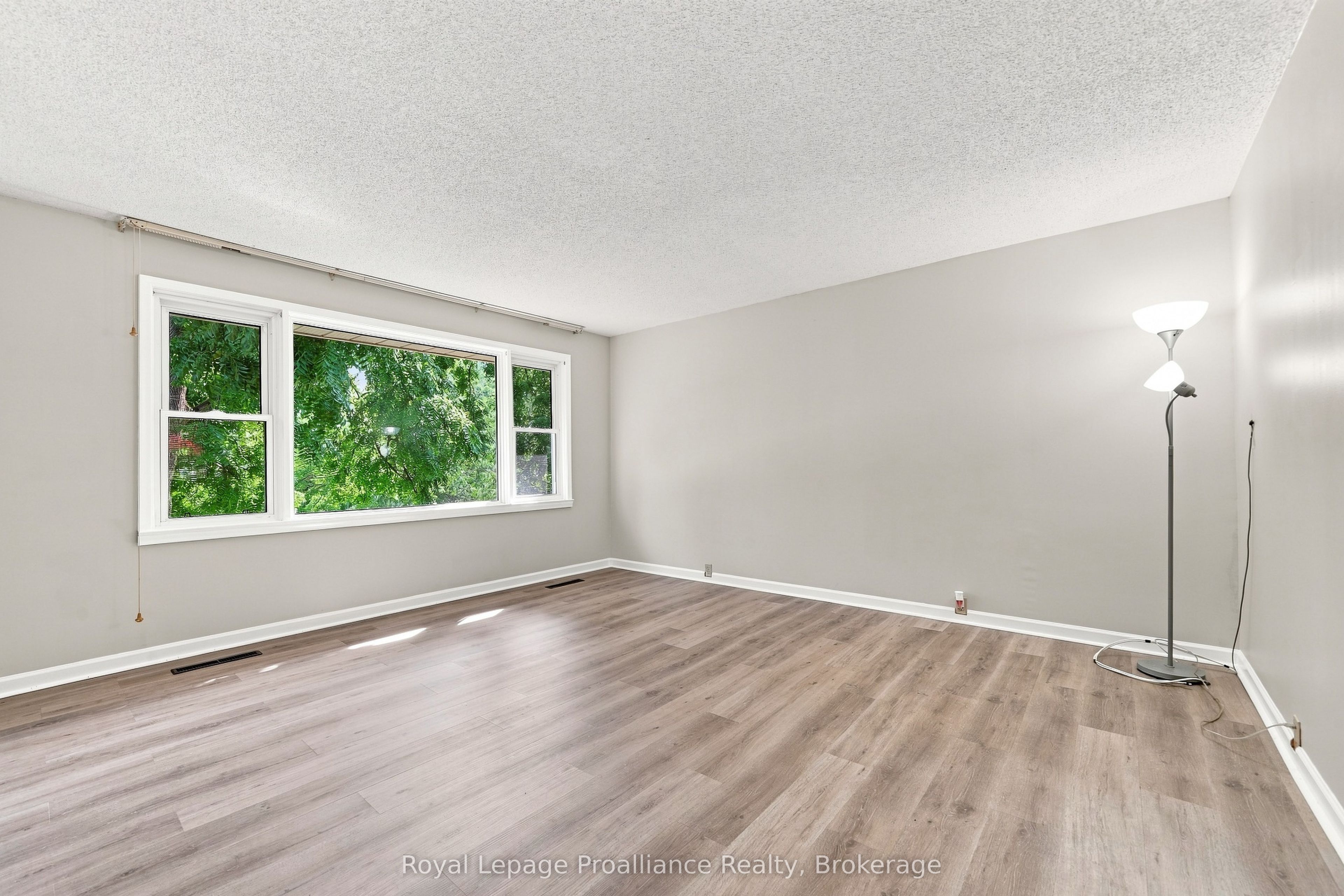 15 Elvins Gardens, Belleville, ON K8P 2T2 photo 5