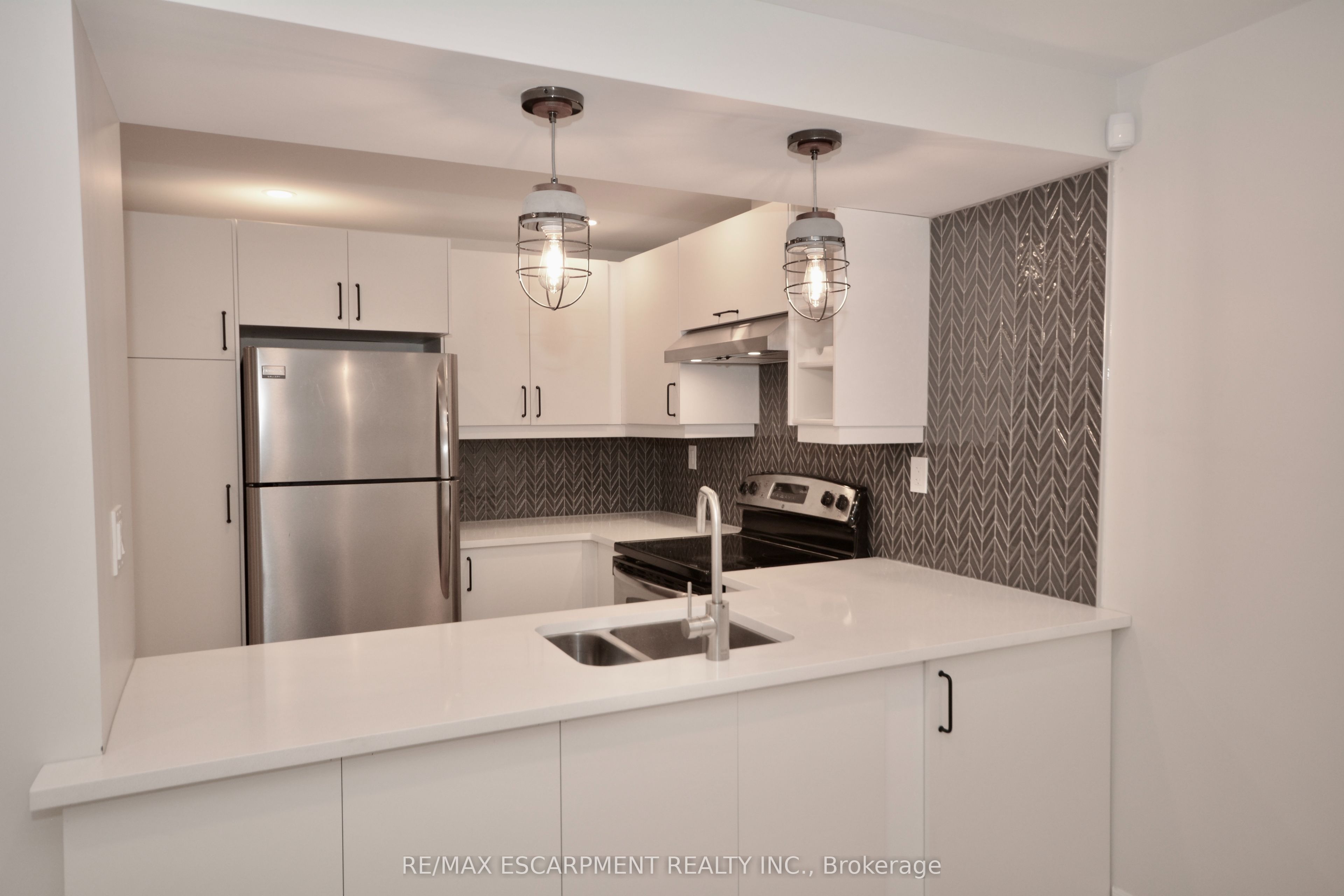 17 Inverness Avenue W LOWER, Hamilton, ON L9C 1A1 photo 3