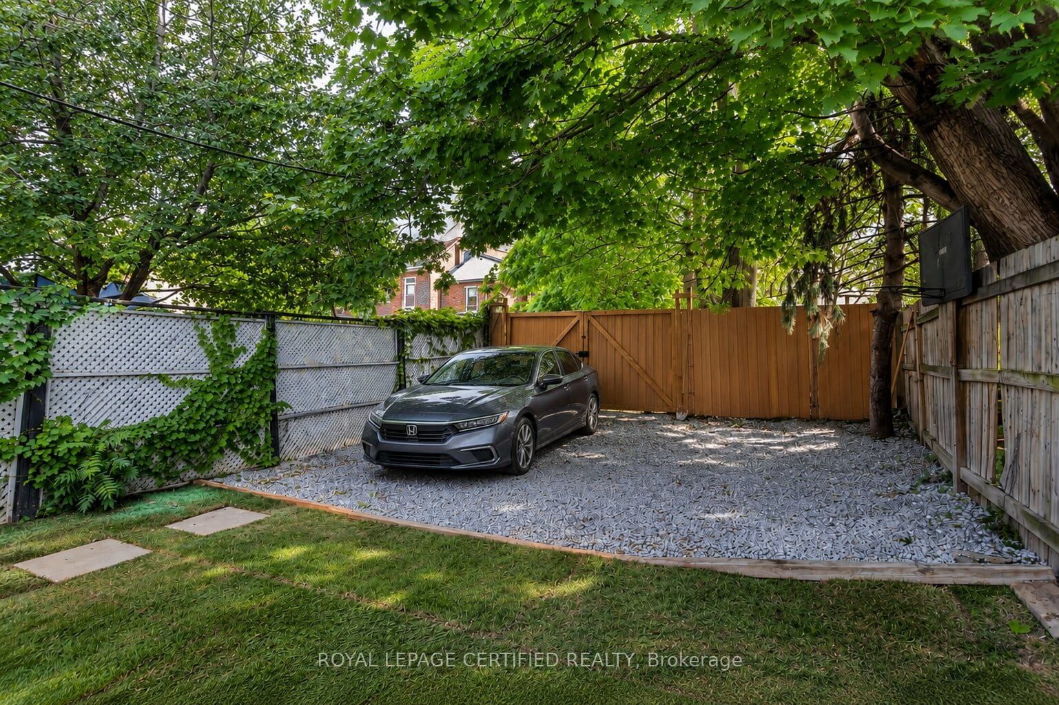 176 Emerald Street N, Hamilton, ON L8L 5K8 photo 3