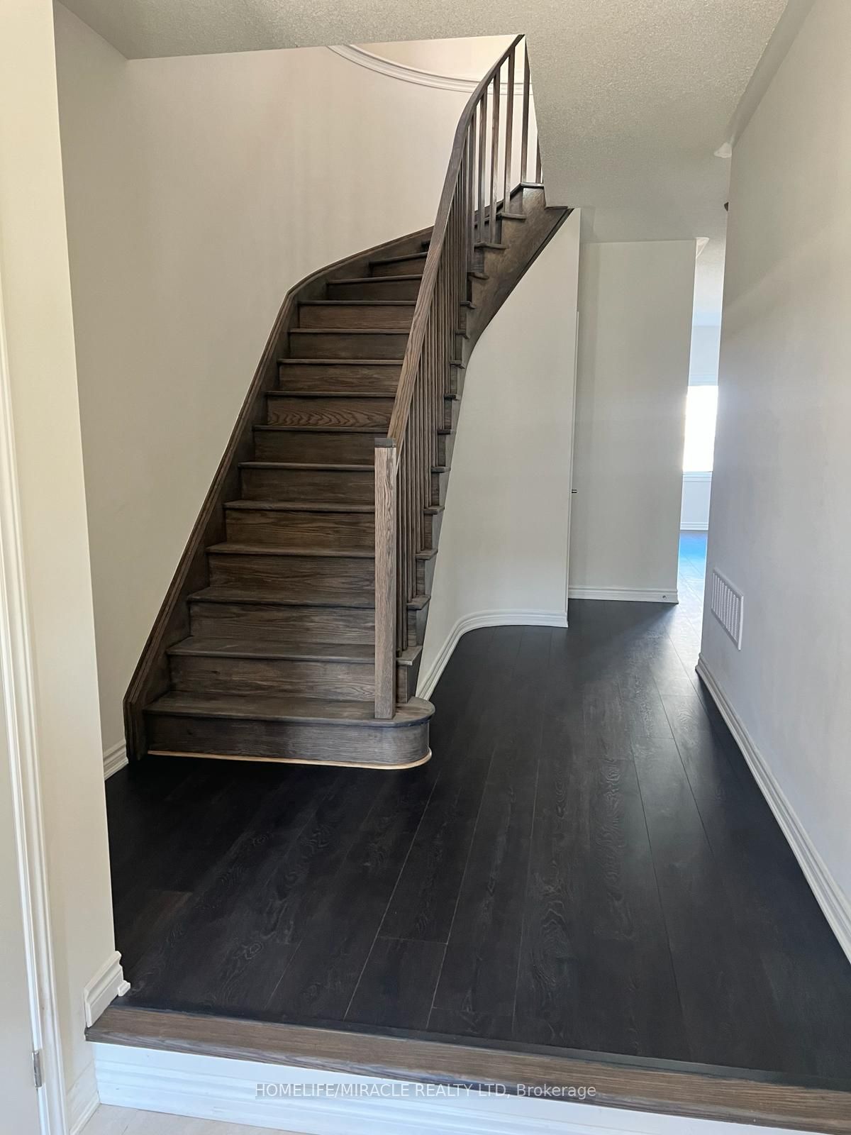 11 Sapphire Way, Thorold, ON L2V 0L4 photo 2