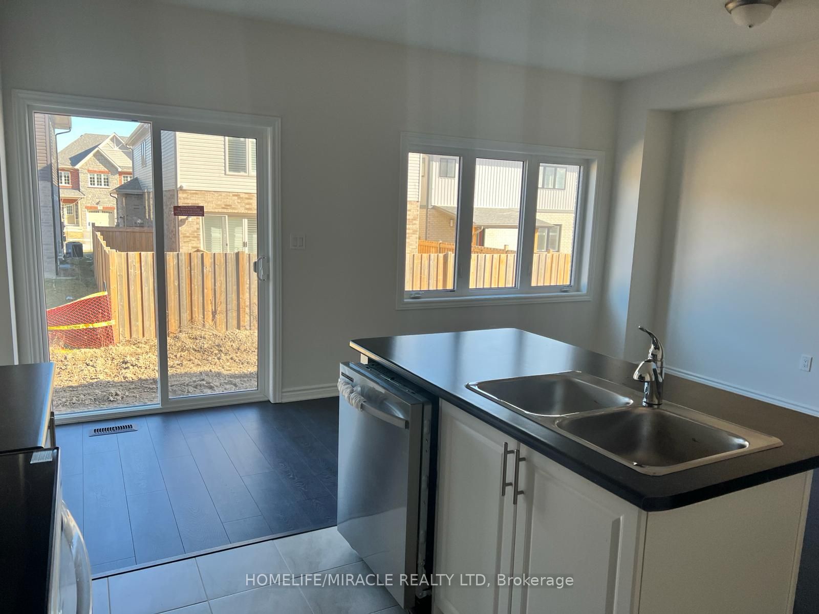 11 Sapphire Way, Thorold, ON L2V 0L4 photo 5