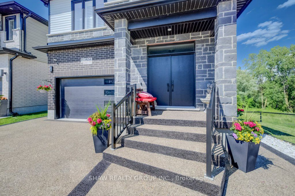 924 Chapel Hill Court, Kitchener, ON N2R 0P4 photo 3