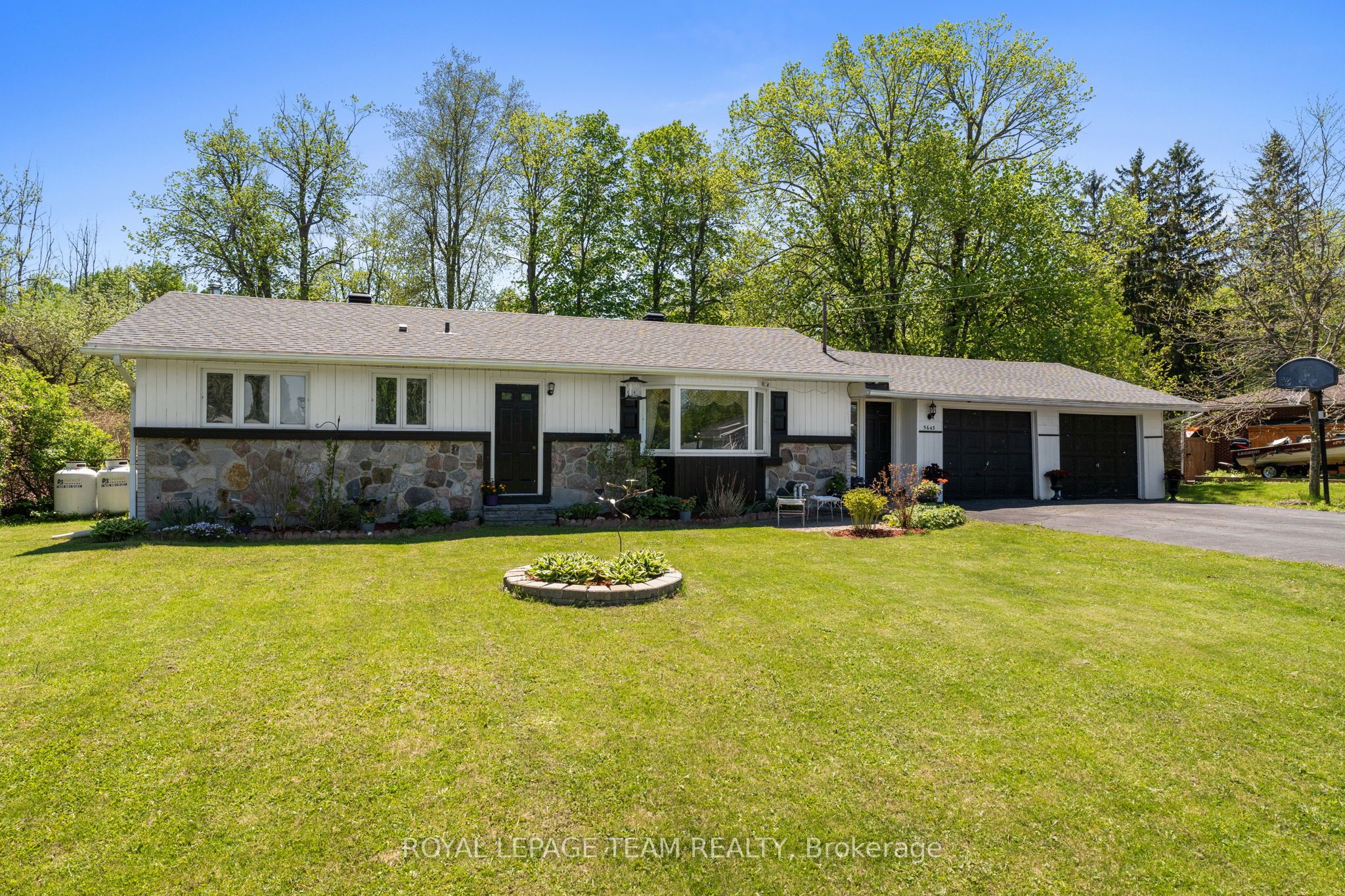 5643 Ficko Crescent, Blossom Park - Airport and Area, ON K1X 1H3