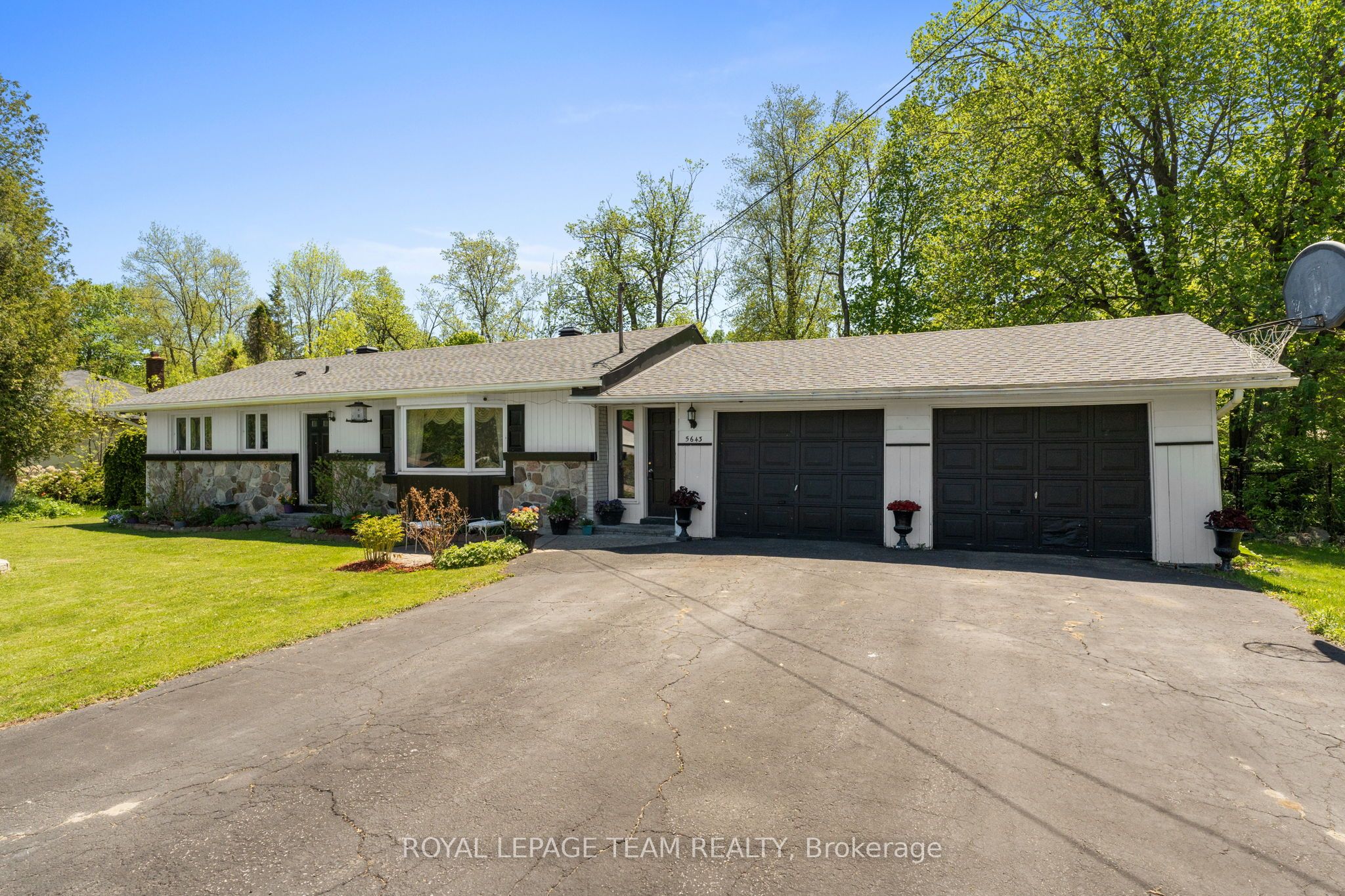 5643 Ficko Crescent, Blossom Park - Airport and Area, ON K1X 1H3 photo 2