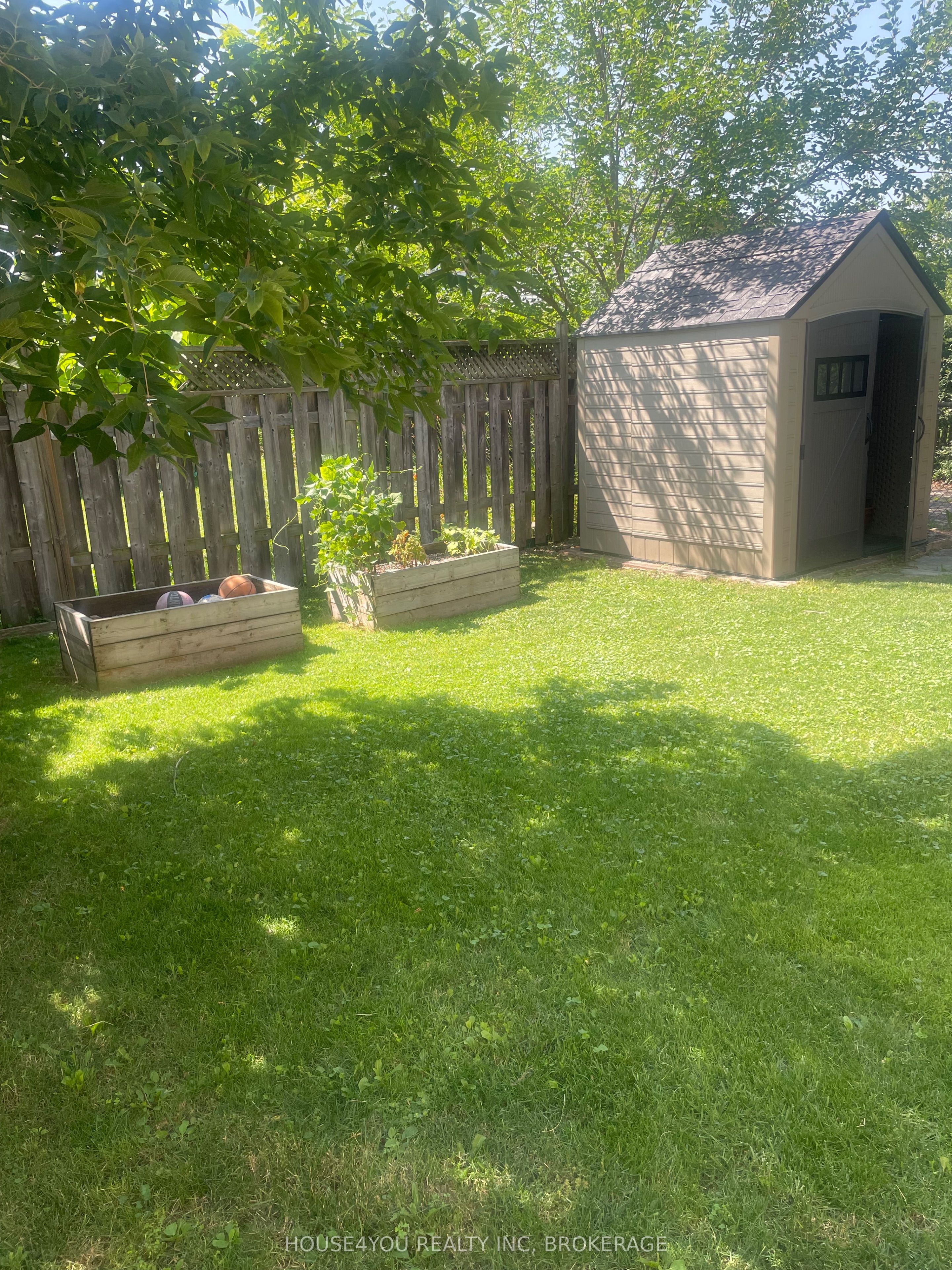 251 St Augustine Drive NE, St. Catharines, ON L2P 3L9 photo 2