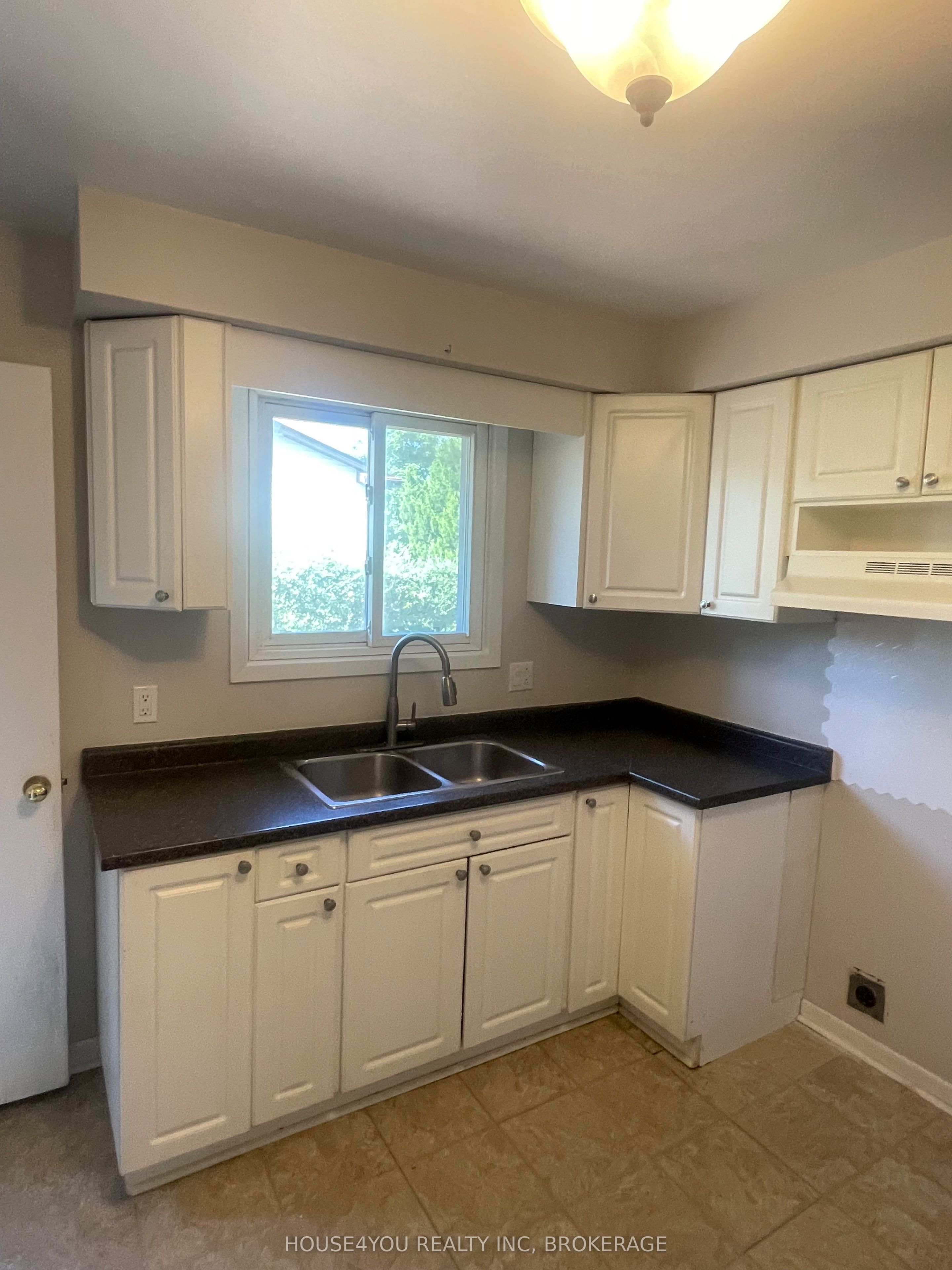 251 St Augustine Drive NE, St. Catharines, ON L2P 3L9 photo 3