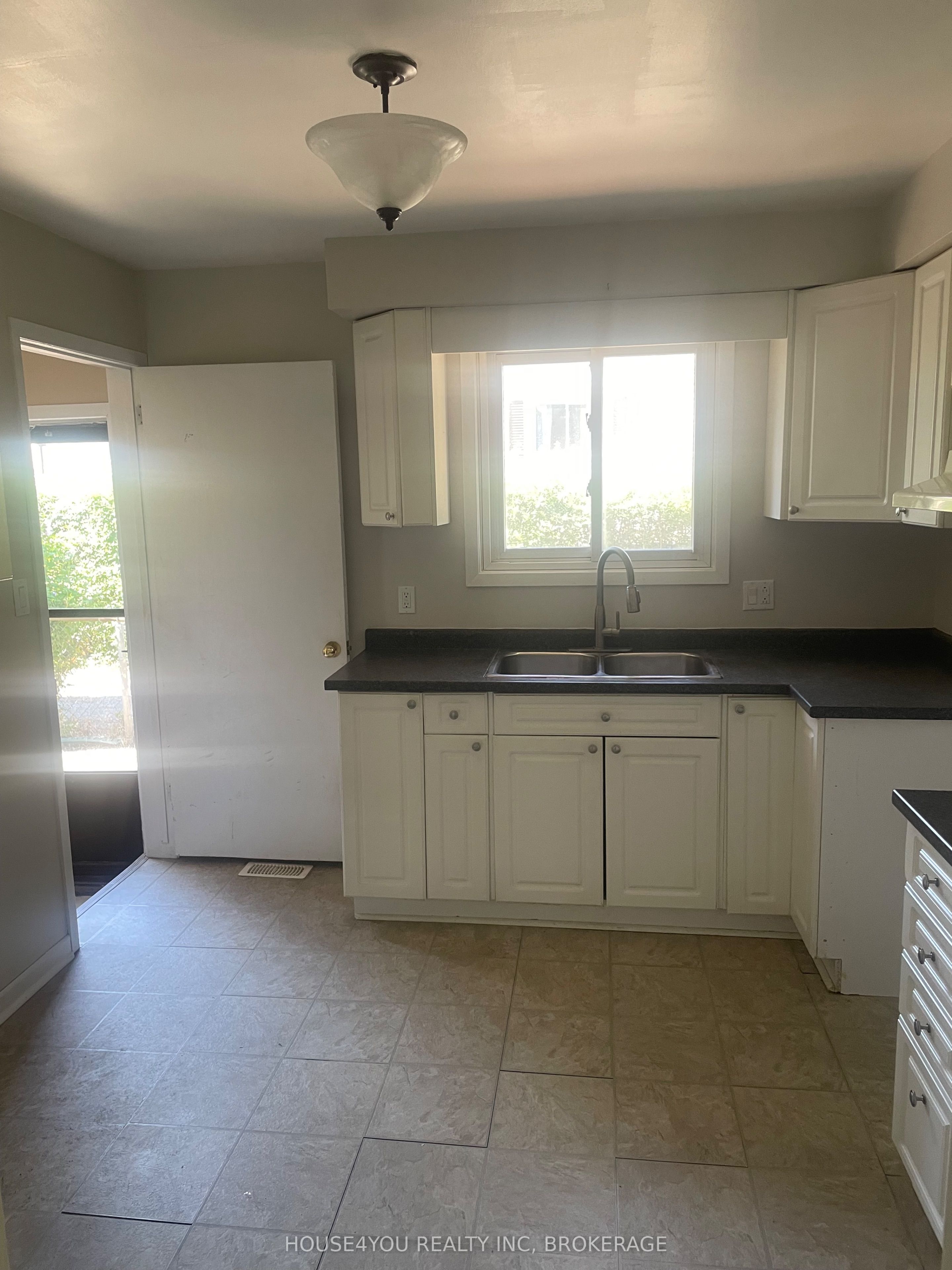 251 St Augustine Drive NE, St. Catharines, ON L2P 3L9 photo 4